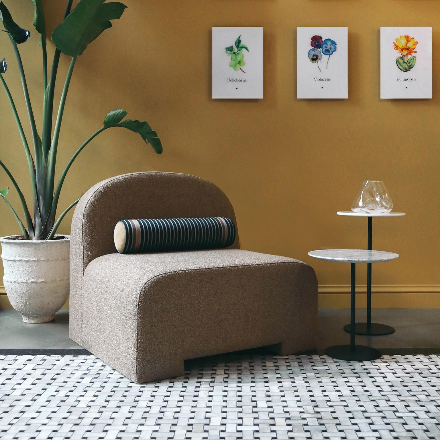 Mit seinen runden Details und der Polsterung, die die gesamte Oberfläche bedeckt, kommt Sosa Sofa mit seinem minimalistischen und einfachen Ansatz in Ihr Wohnzimmer, das Sie jeden Tag mit Freude erleben werden...

Maße: Länge: 35.4'' / Tiefe: 33.5''