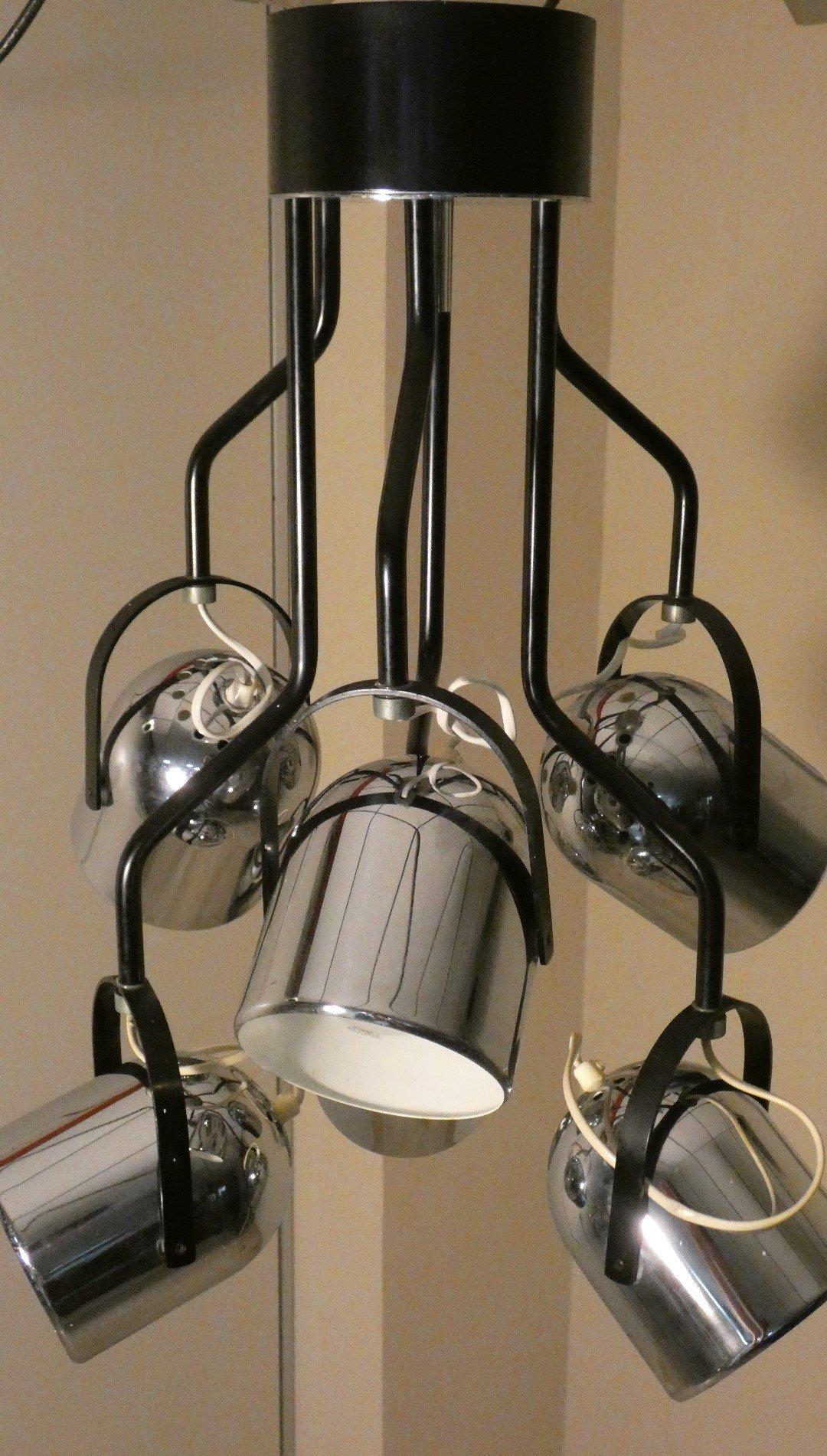 Lampadario / Sospensione di Goffredo Reggiani risalente alla fine degli anni '60.
Si compone di sei coppe in acciaio cromato regolabili ognuna in rotazione. Gli steli sono in acciaio verniciato nero e il rosone a soffitto è in acciaio cromato con