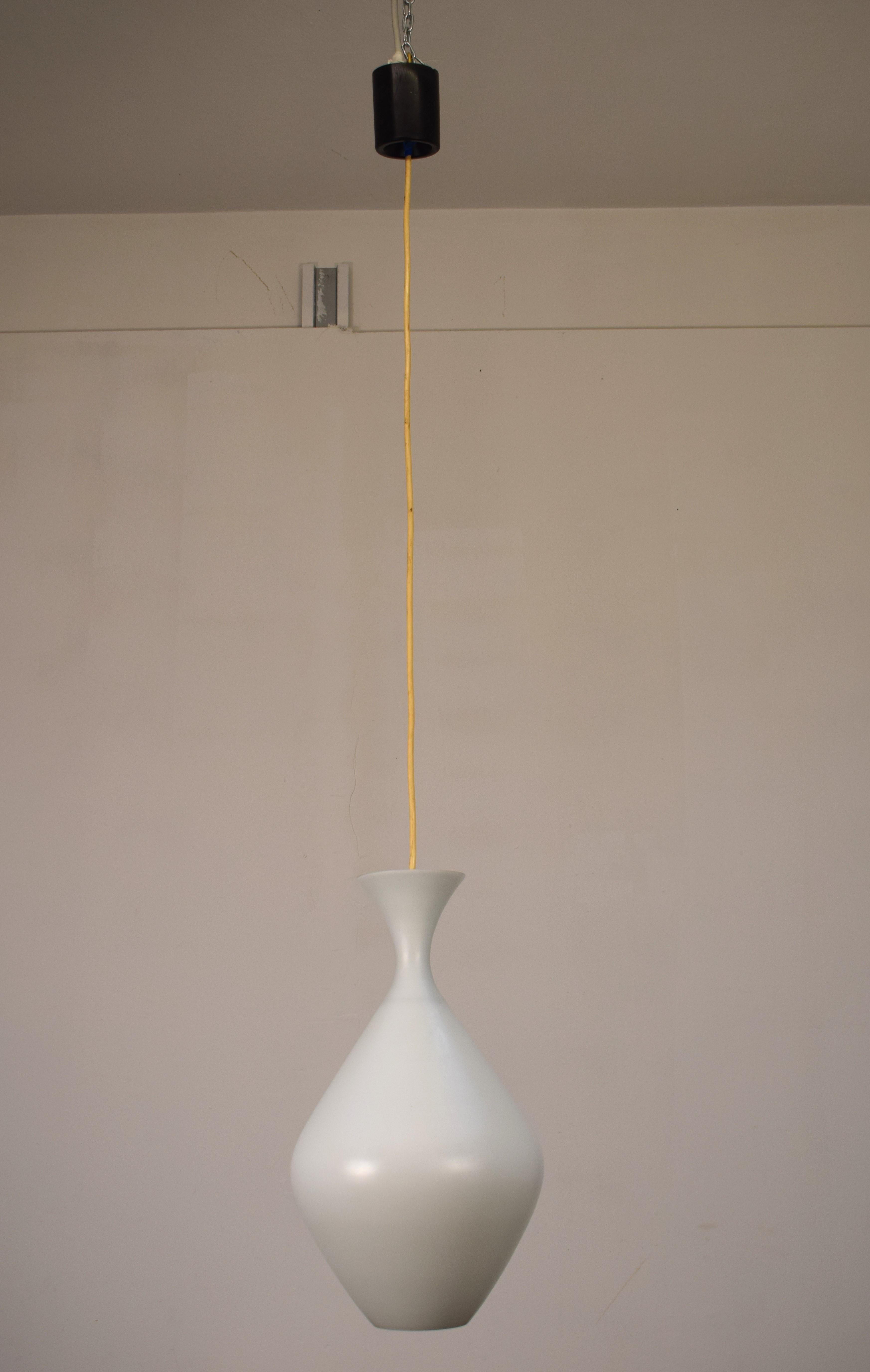 Lampada a sospensione in vetro incamiciato di colore bianco, produzione italiana degli anni '60 circa.
Ottime condizioni, nessuna rottura, qualche segno del tempo, vedere foto.
Dimensioni: H totale= 130 cm; H solo vetro= 44 cm; D= 23 cm.