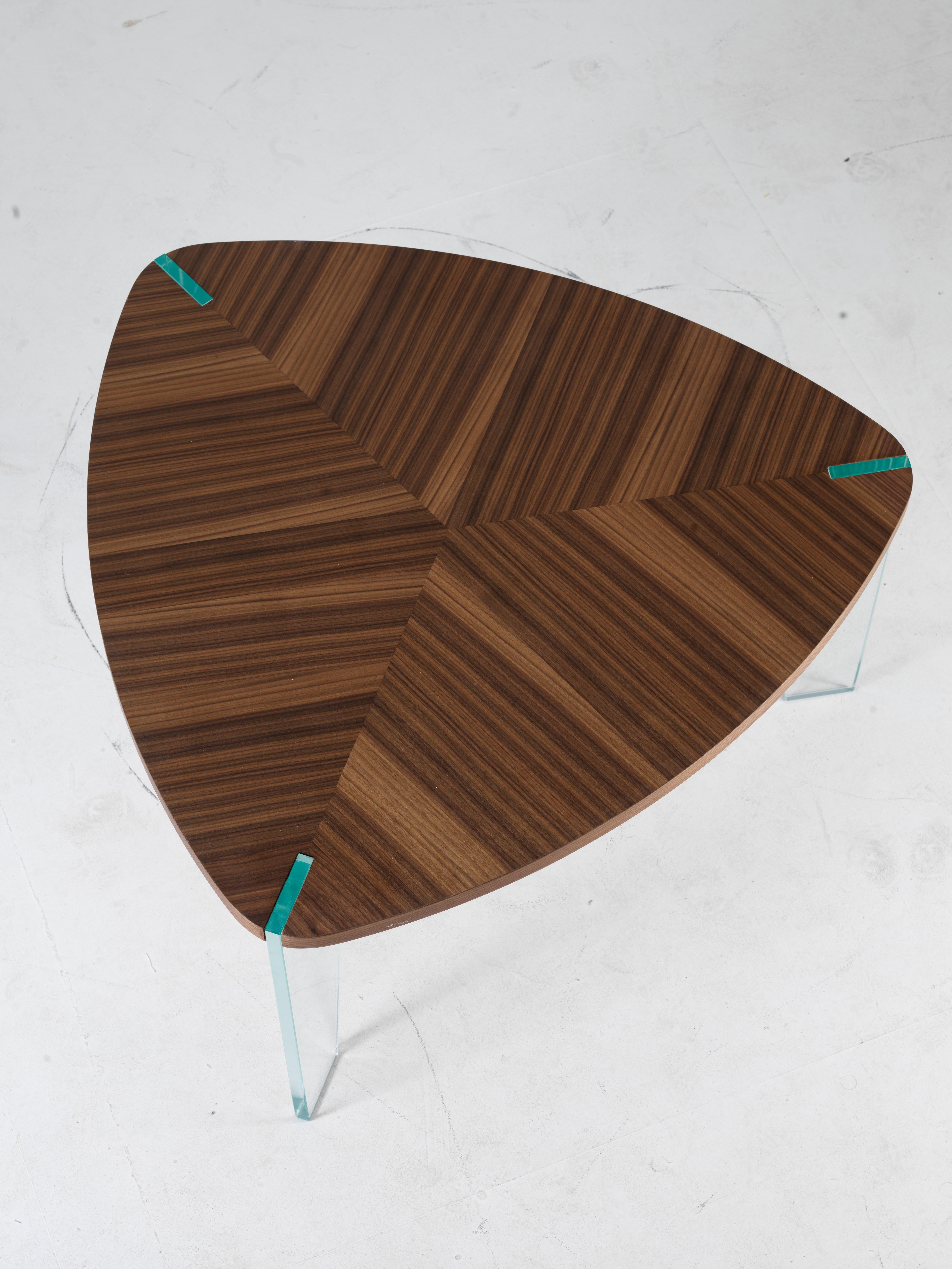 Table basse Sospeso par Dale Italia
Dimensions : D 100 x L 100 x H 50 cm.
MATERIAL : Noyer et verre.

Table basse en bois massif travaillé avec la technique de l'incrustation. Pieds en verre extra-clair avec joints visibles. Disponible en deux