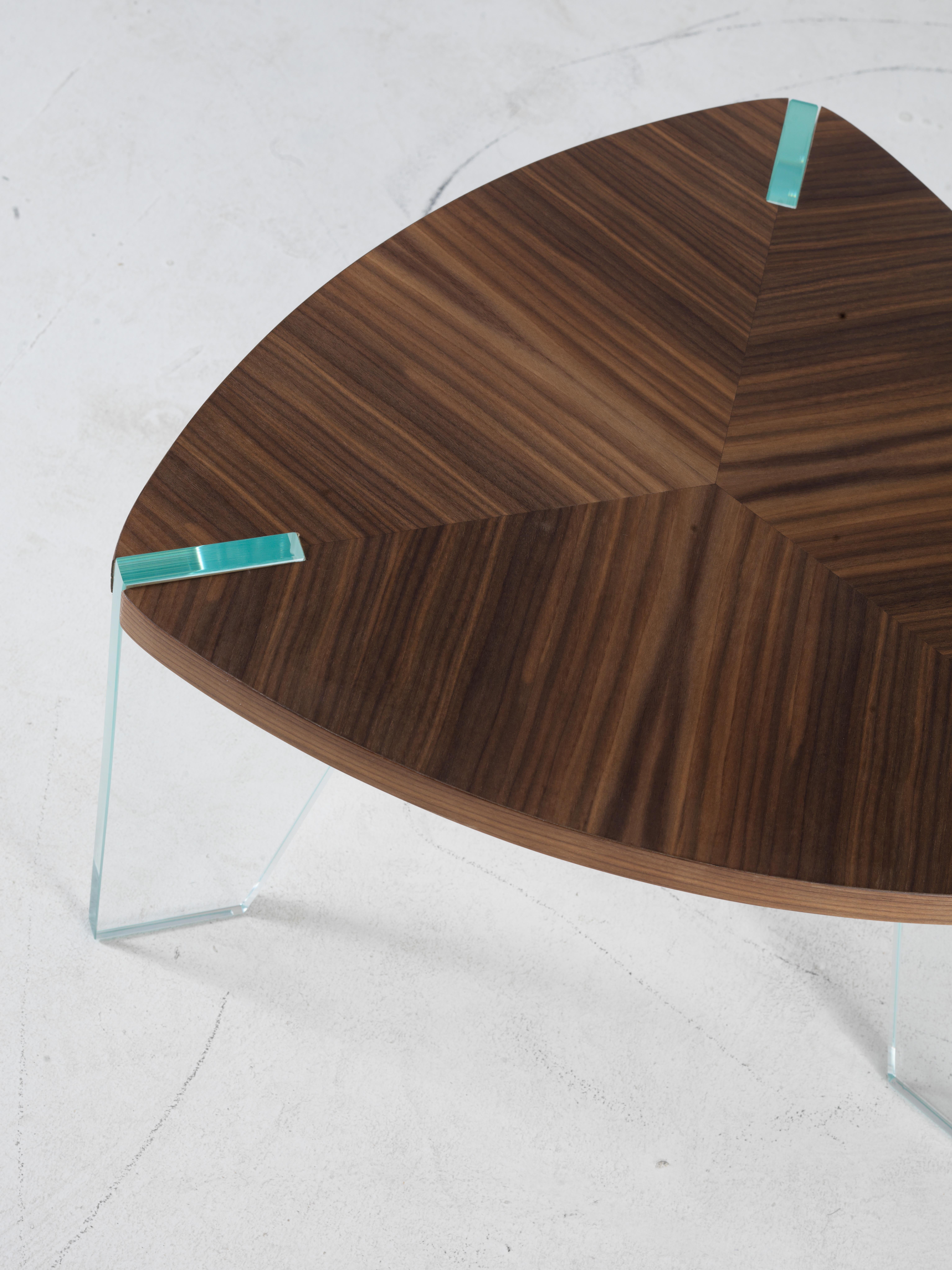 Huilé Table basse Sospeso en bois massif, finition naturelle en noyer, contemporaine en vente