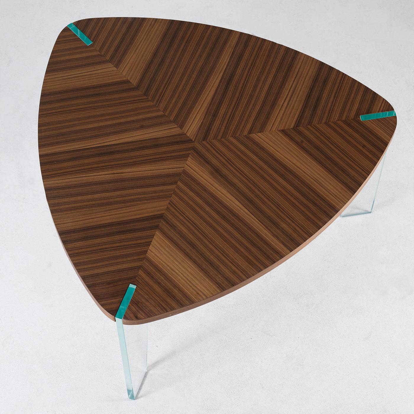 italien Table basse Sospeso en bois massif, finition naturelle en noyer, contemporaine en vente