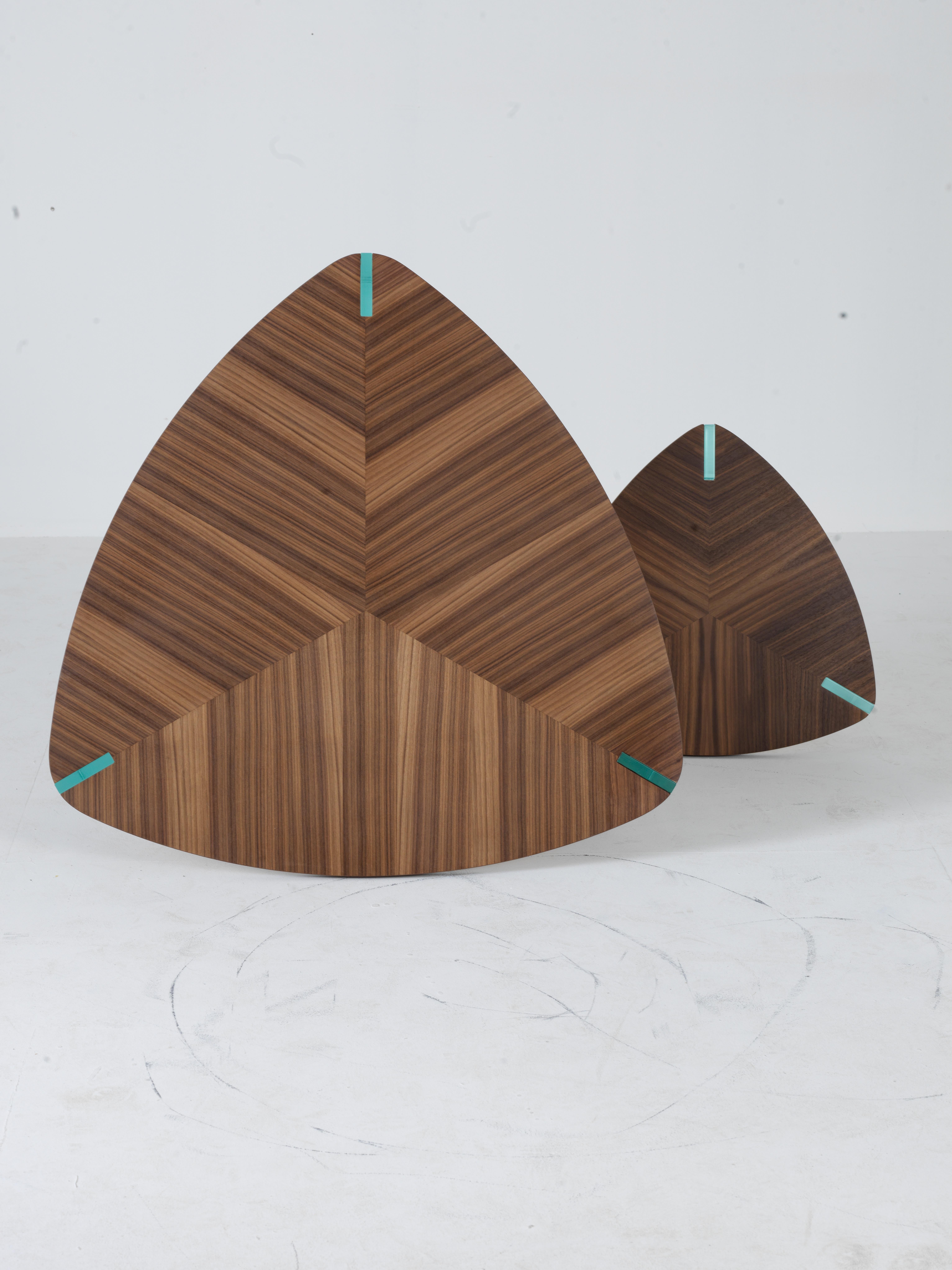 Huilé Table basse Sospeso en bois massif, finition naturelle en noyer, contemporaine en vente