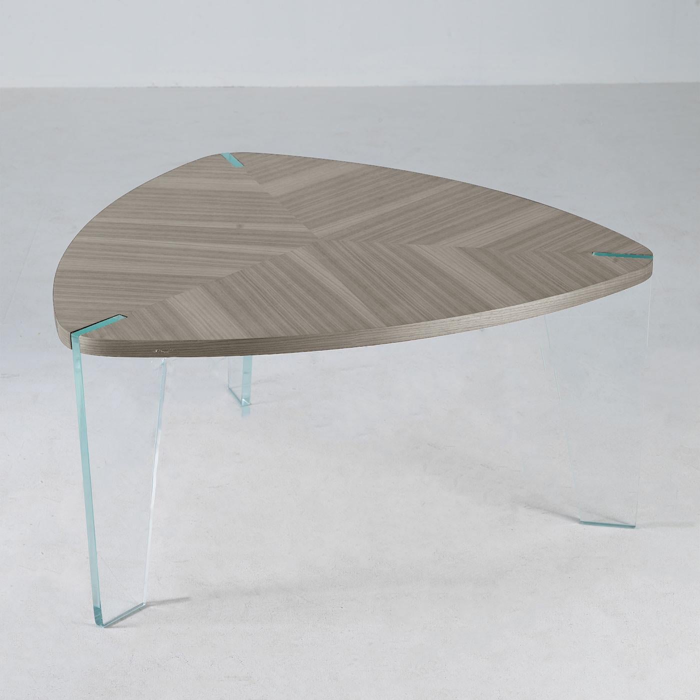 L'illusion se combine avec la substance du traitement traditionnel du bois massif. La table basse en bois massif Sospeso est créée par les mains expertes et la vision de nos artisans. Le design linéaire et formel du plateau en bois travaillé avec la