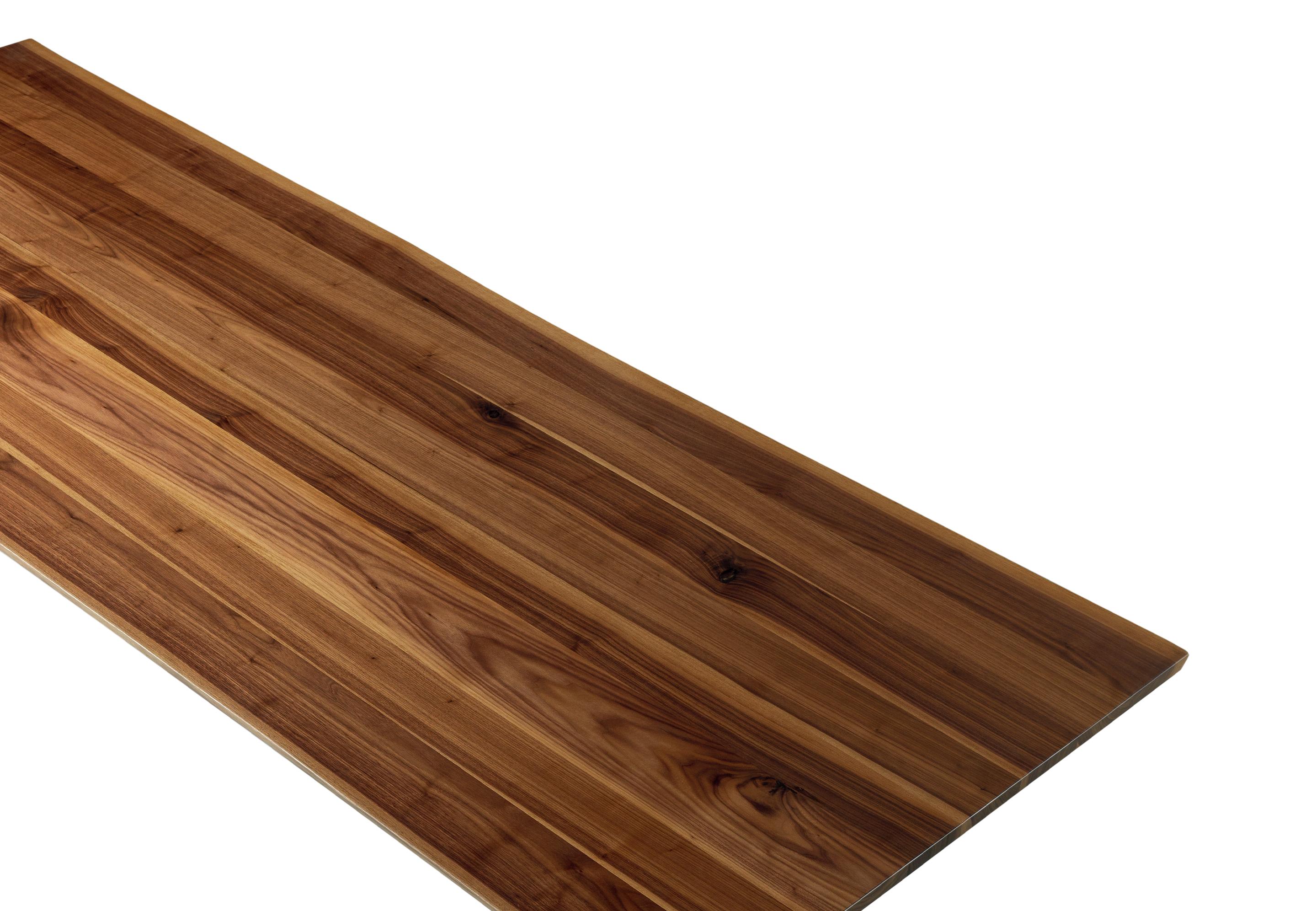 Illusion verbindet sich mit der Substanz der traditionellen Massivholzverarbeitung. Die Tische der Sospeso-Kollektion werden von den erfahrenen Händen und der Vision unserer Kunsthandwerker geschaffen. Das lineare und formale Design der Holzplatte