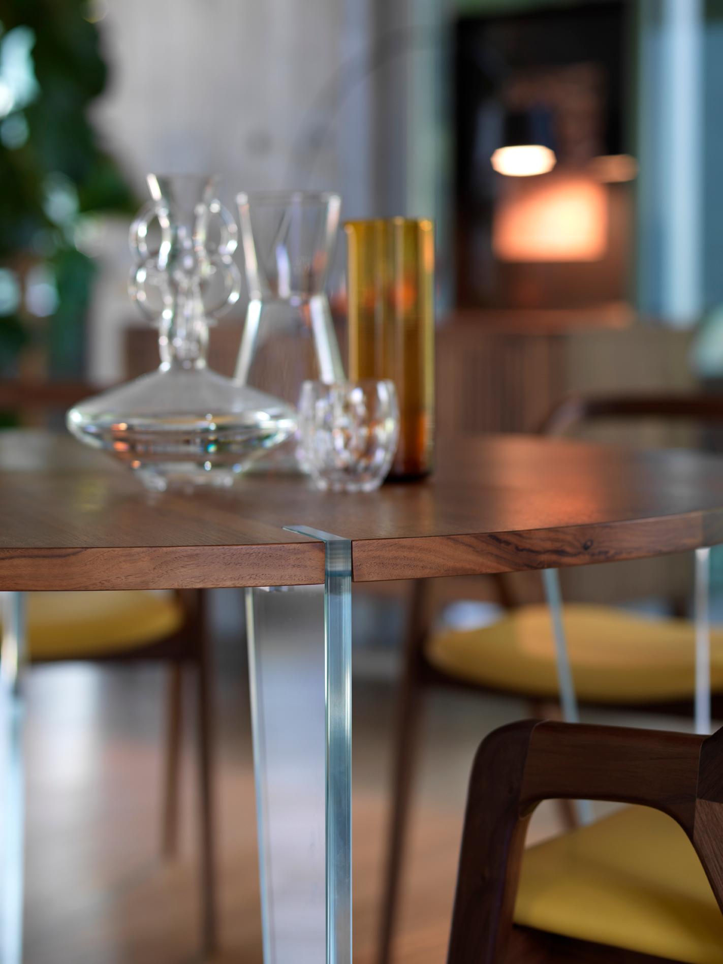 Sospeso-Tisch aus Massivholz, Nussbaum in handgefertigter Naturausführung, zeitgenössisch (Moderne) im Angebot