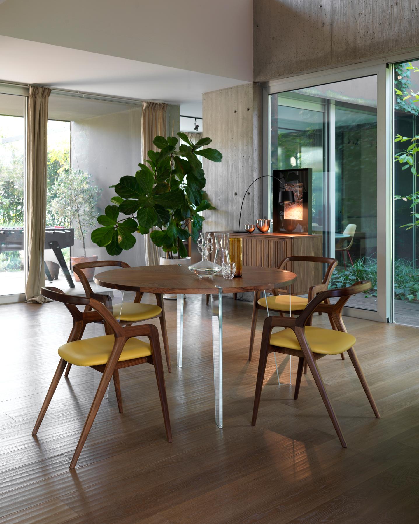 Sospeso-Tisch aus Massivholz, Nussbaum in handgefertigter Naturausführung, zeitgenössisch (Italienisch) im Angebot