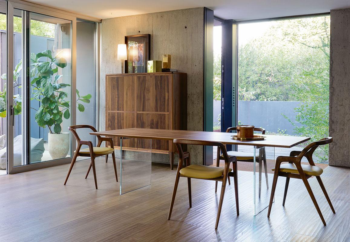 Tavolo Sospeso di Dale Italia
Dimensioni: D 100 x L 200 x H 77 cm.
Materiali: Noce e vetro.

Tavolo con piano in legno massiccio di noce o impiallacciato di 25 mm di spessore e gambe in vetro extrachiaro di 19 mm di spessore. Sono disponibili in