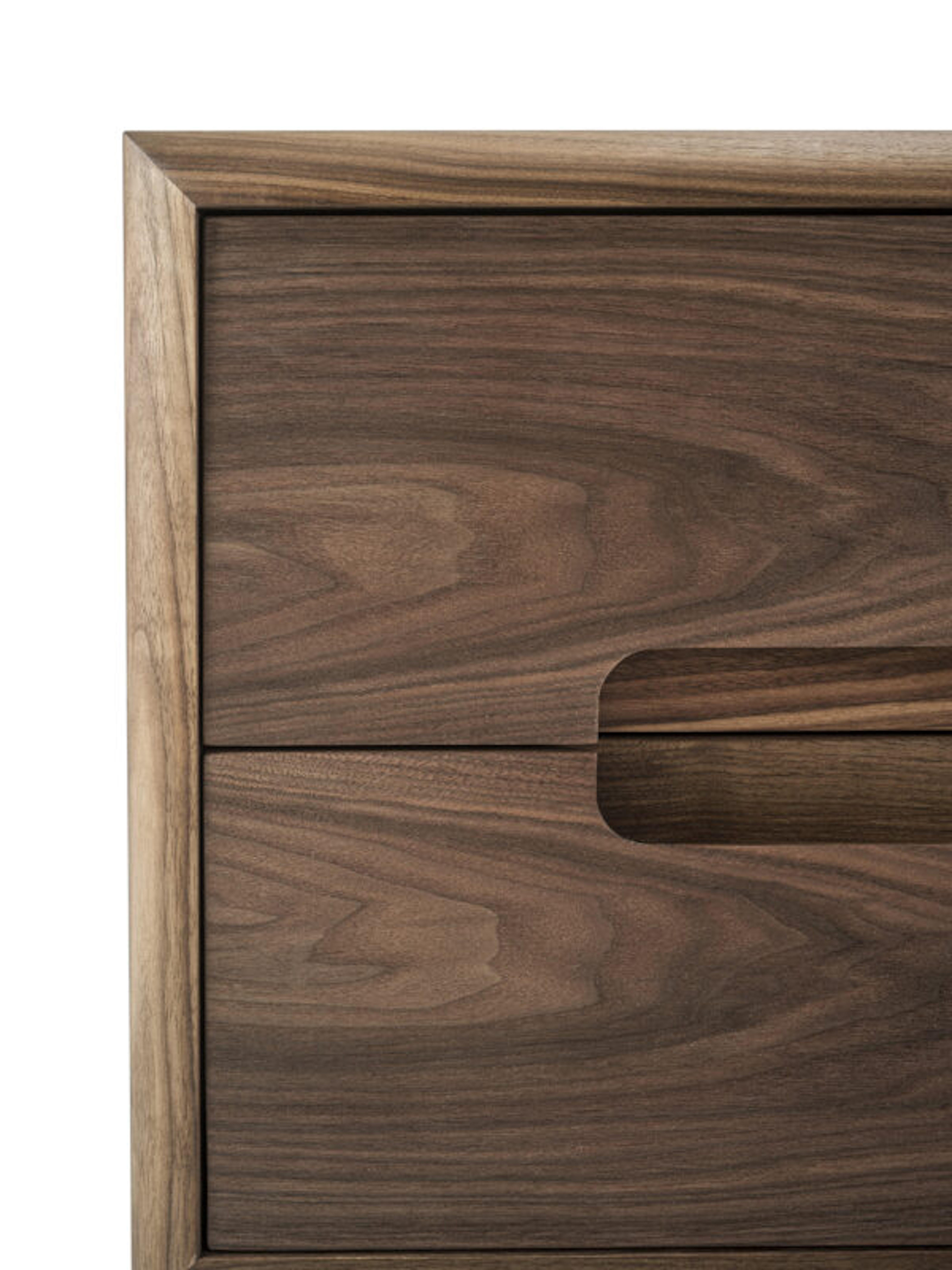 Nachttisch aus Sospiro-Holz, entworfen von Claudio Bellini, hergestellt in Italien  im Zustand „Neu“ im Angebot in Beverly Hills, CA
