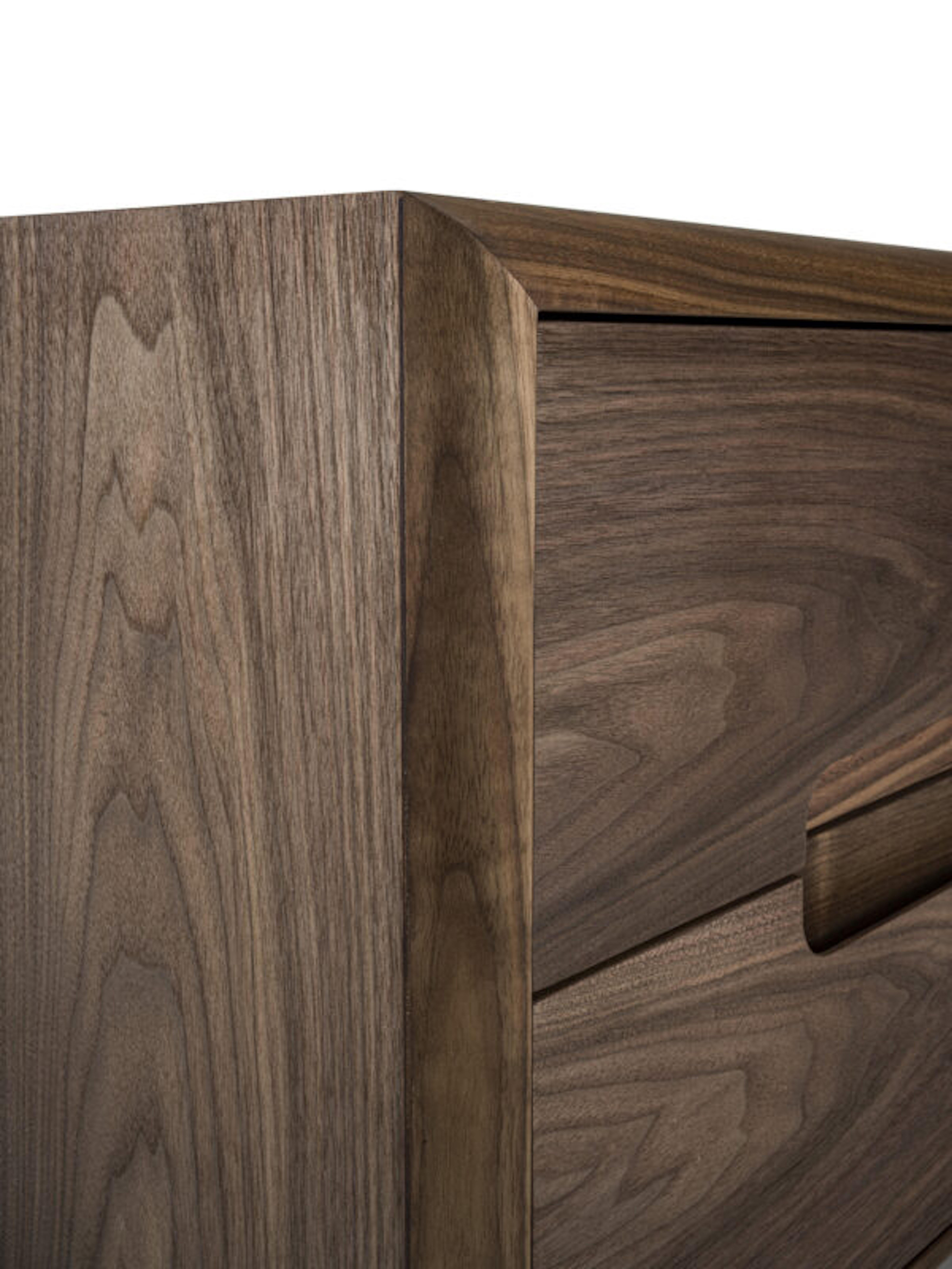 Nachttisch aus Sospiro-Holz, entworfen von Claudio Bellini, hergestellt in Italien  (21. Jahrhundert und zeitgenössisch) im Angebot