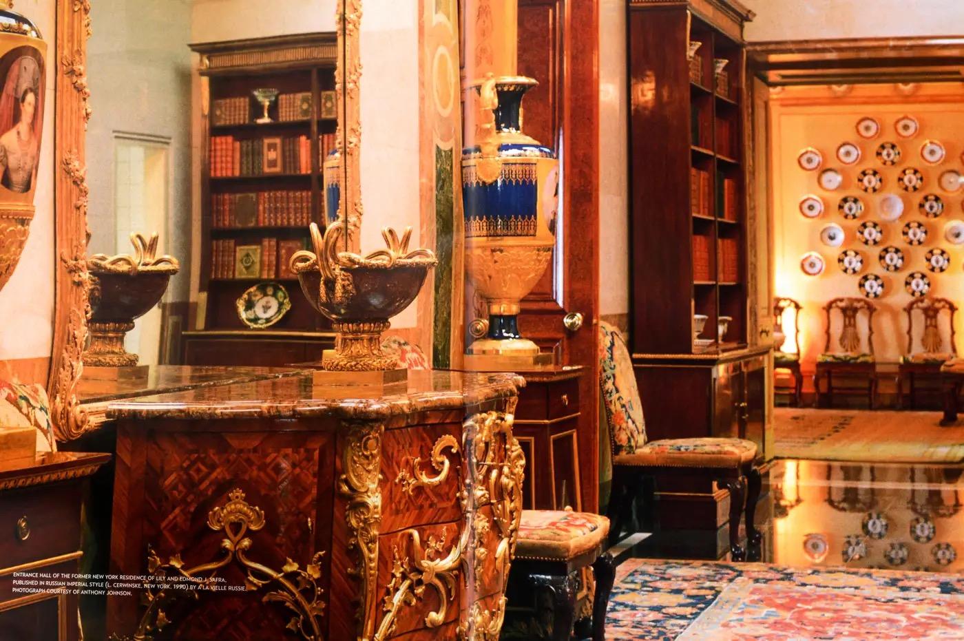 Américain Sotheby's, 2011 Lilly & Edmond Safra Collection European Furniture Volume IV en vente