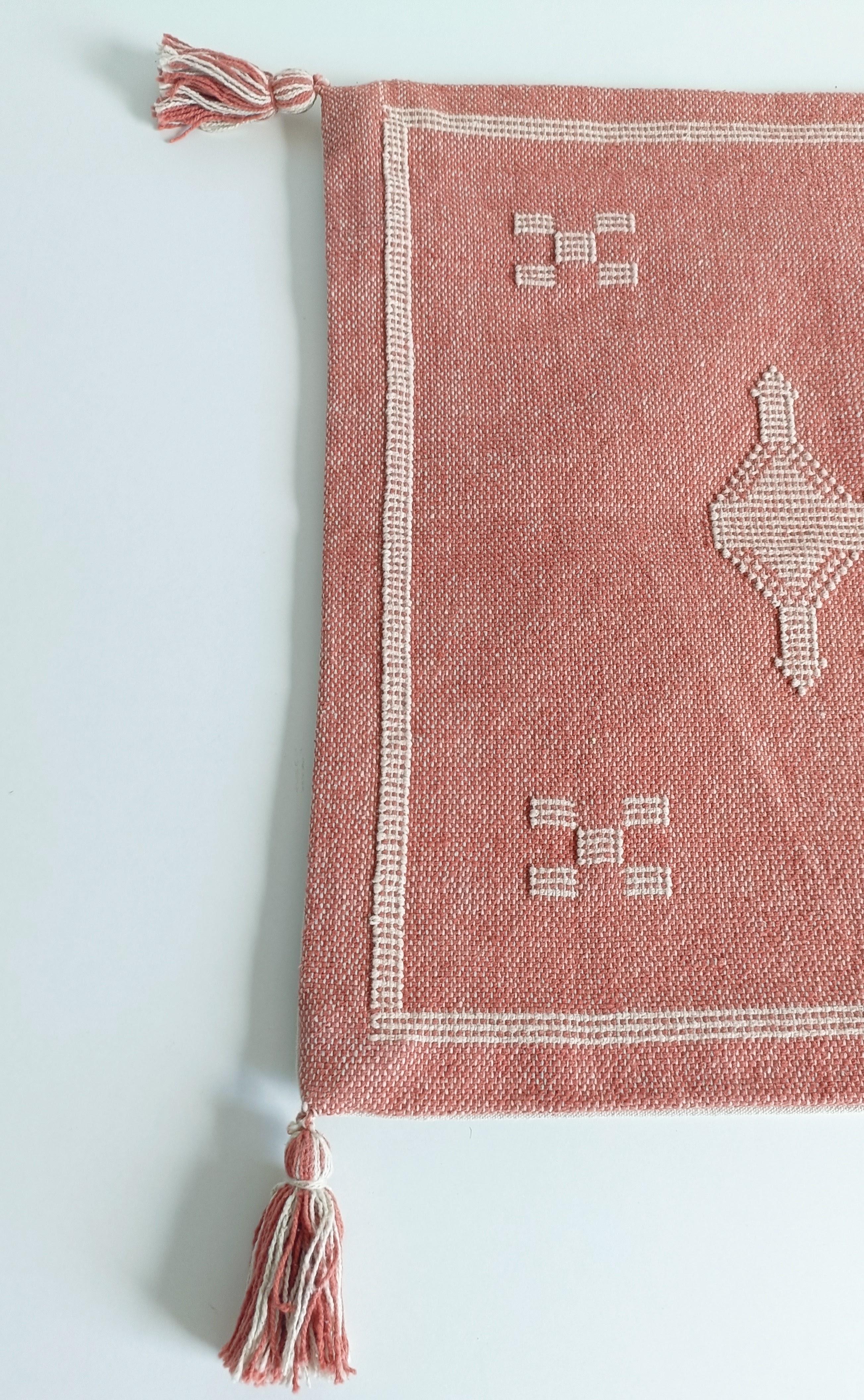 Coussin en lin marocain tissé à la main rose et crème de style Sotogrande en vente 4