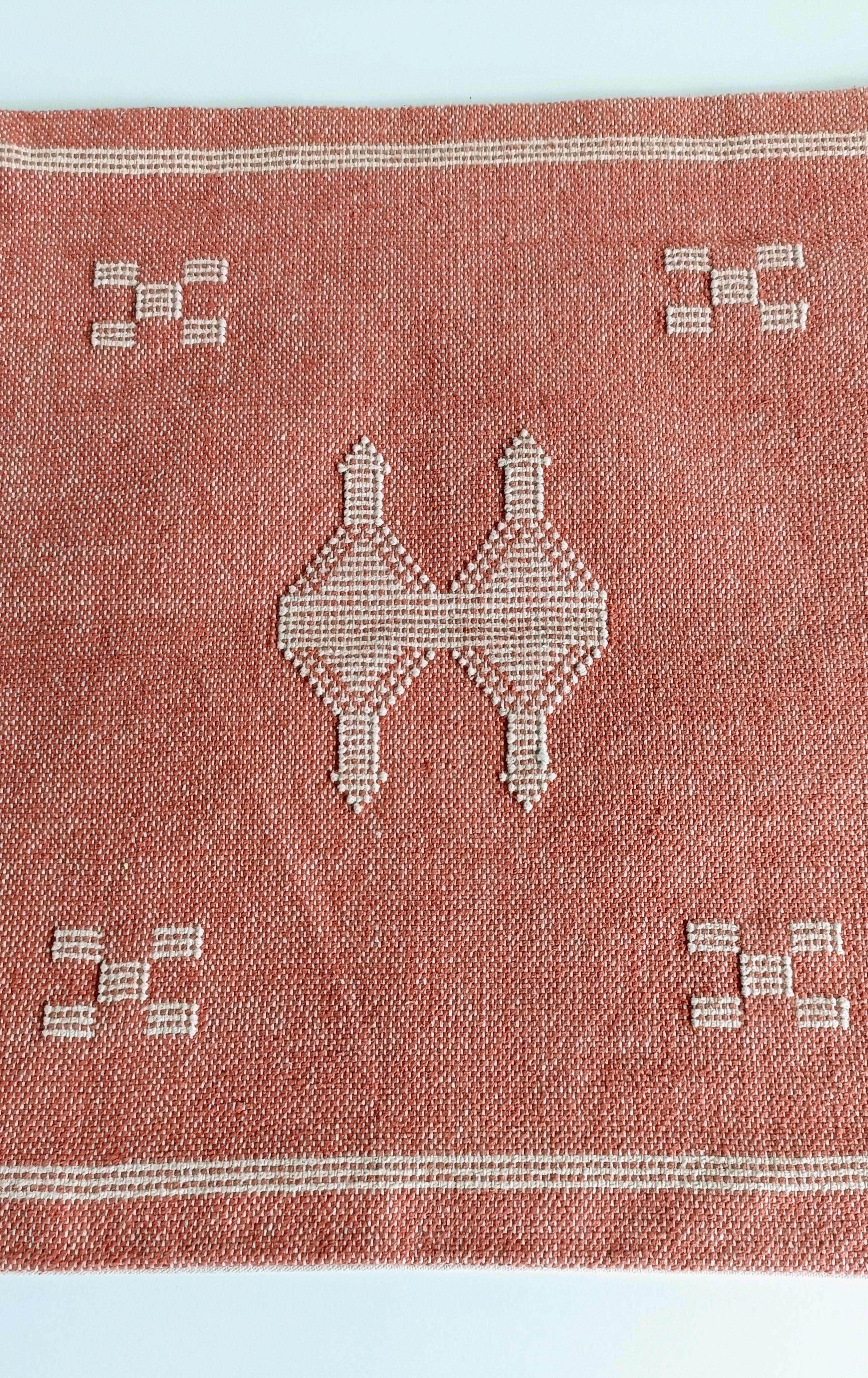 Coussin en lin marocain tissé à la main rose et crème de style Sotogrande en vente 5