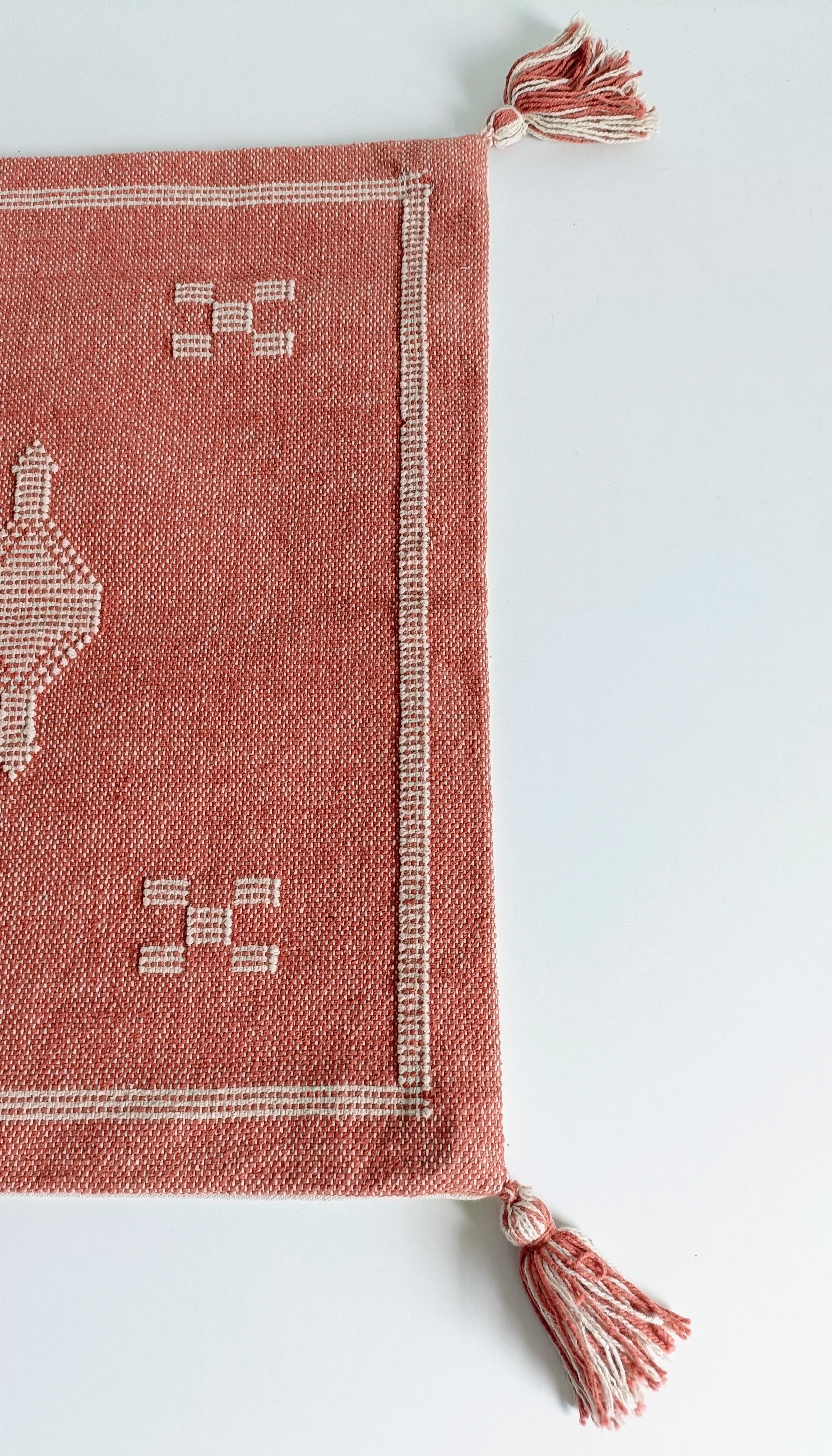 Coussin en lin marocain tissé à la main rose et crème de style Sotogrande en vente 6