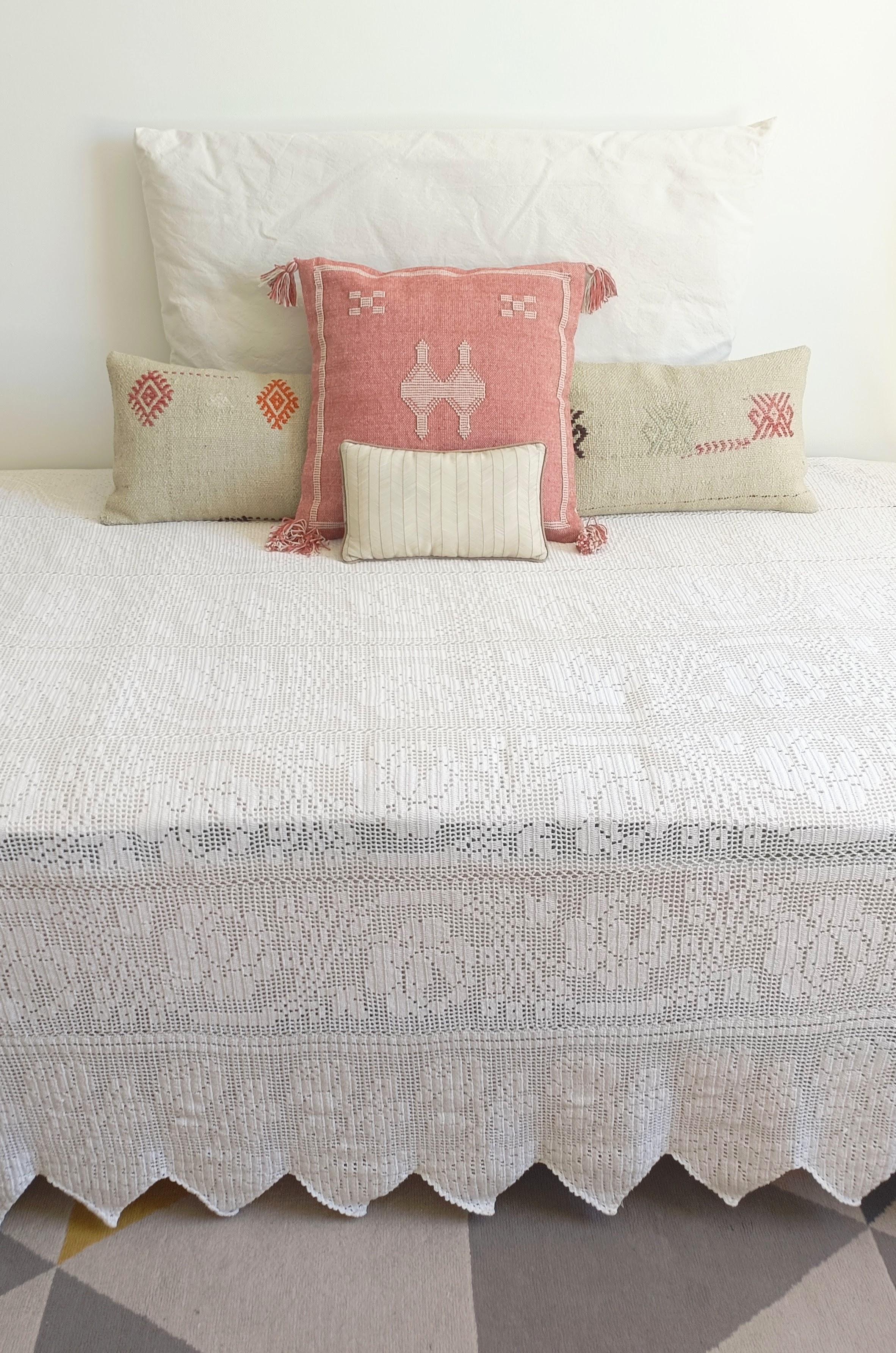 Coussin en lin marocain tissé à la main rose et crème de style Sotogrande Neuf - En vente à Valencia, VC