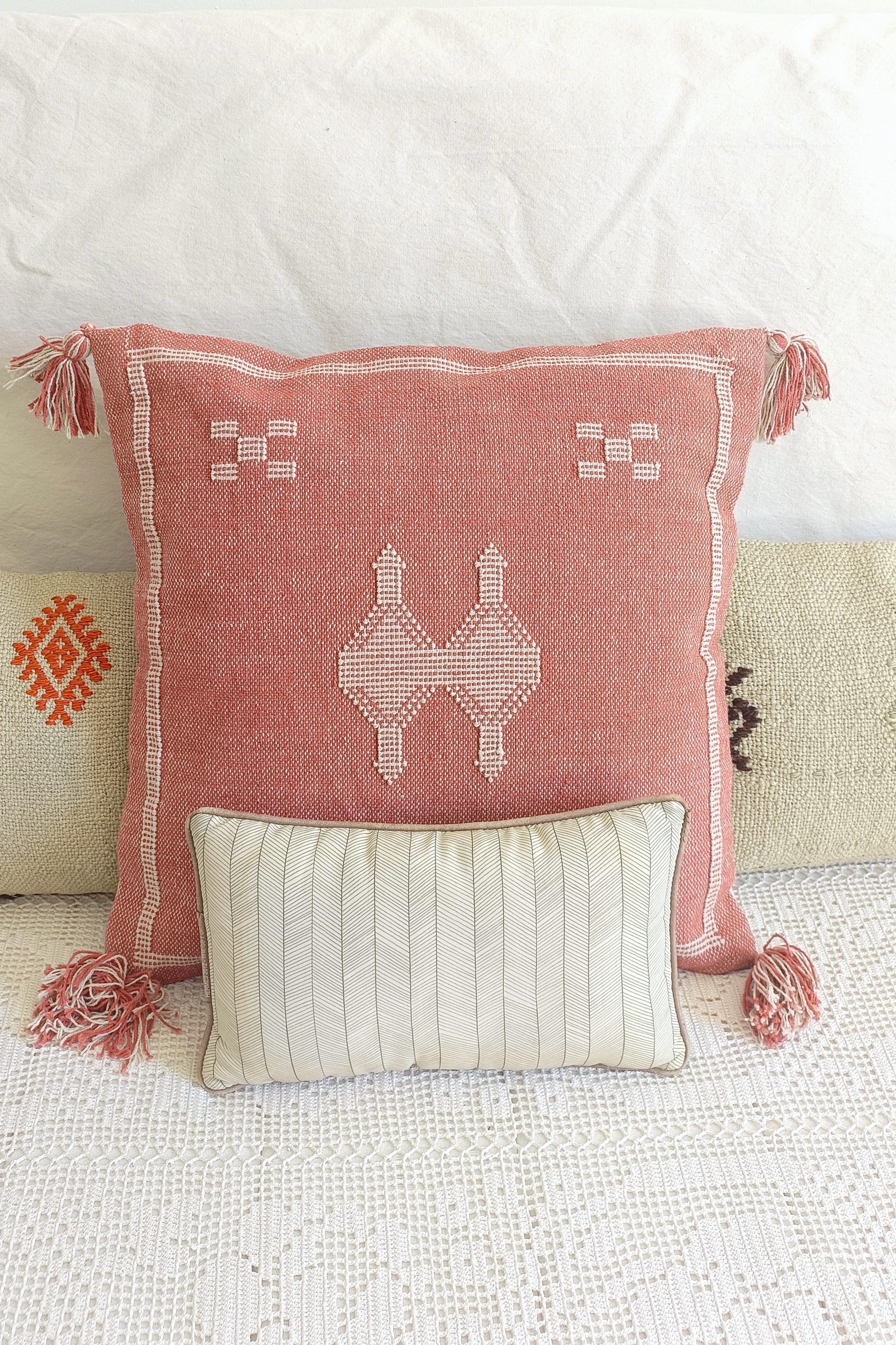 Oreiller en lin tissé à la main rose et crème - Fabrication marocaine, style côtier andalou

Ce coussin en lin tissé à la main apporte une élégance et une texture discrètes à tout intérieur. Le recto présente un lin épais de haute qualité dans des
