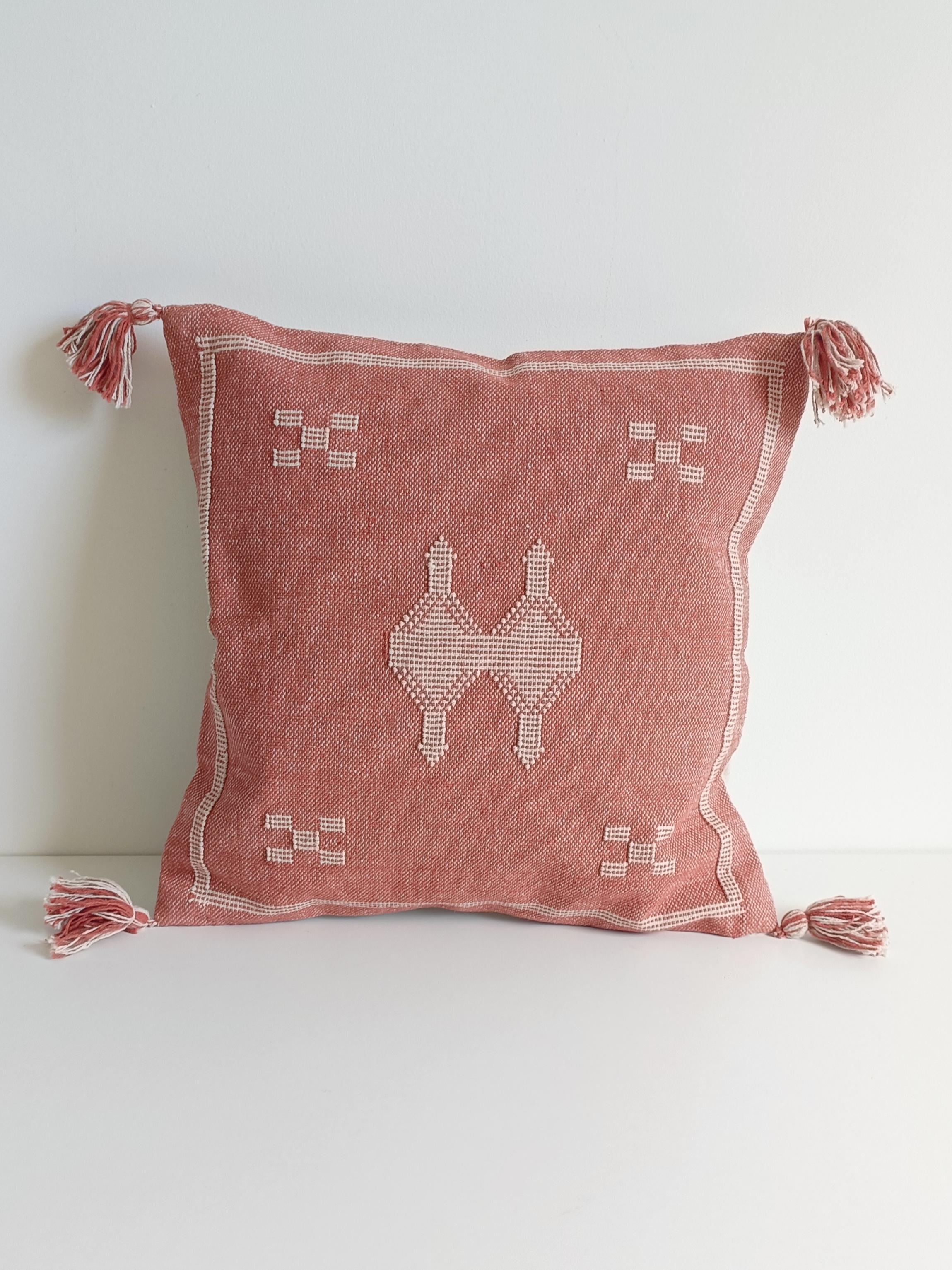 Coussin en lin marocain tissé à la main rose et crème de style Sotogrande en vente 1