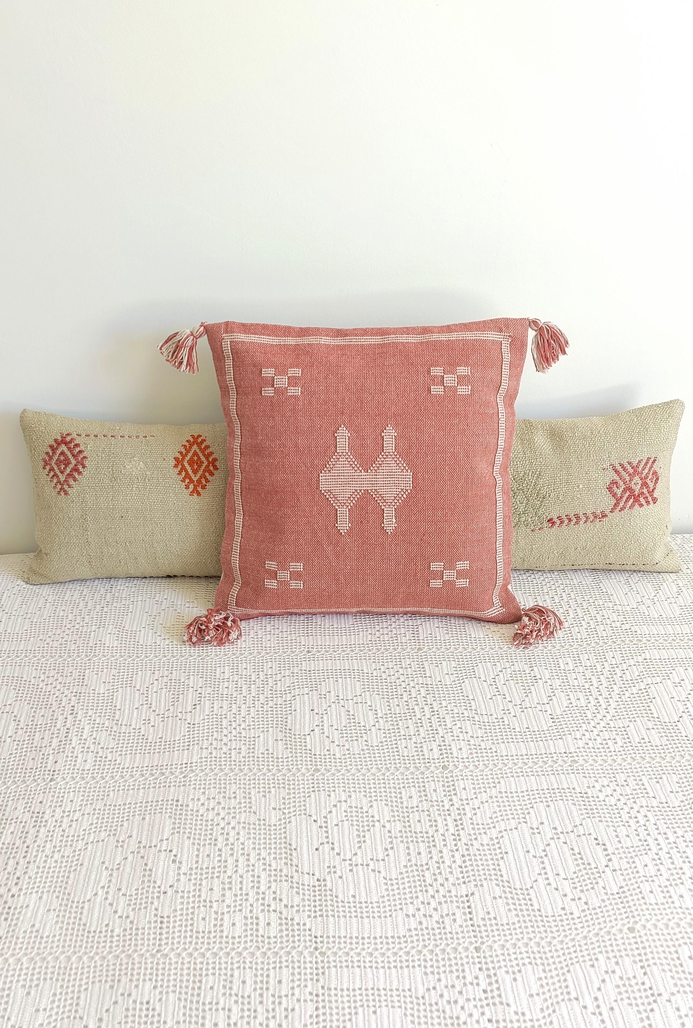 Coussin en lin marocain tissé à la main rose et crème de style Sotogrande en vente 2