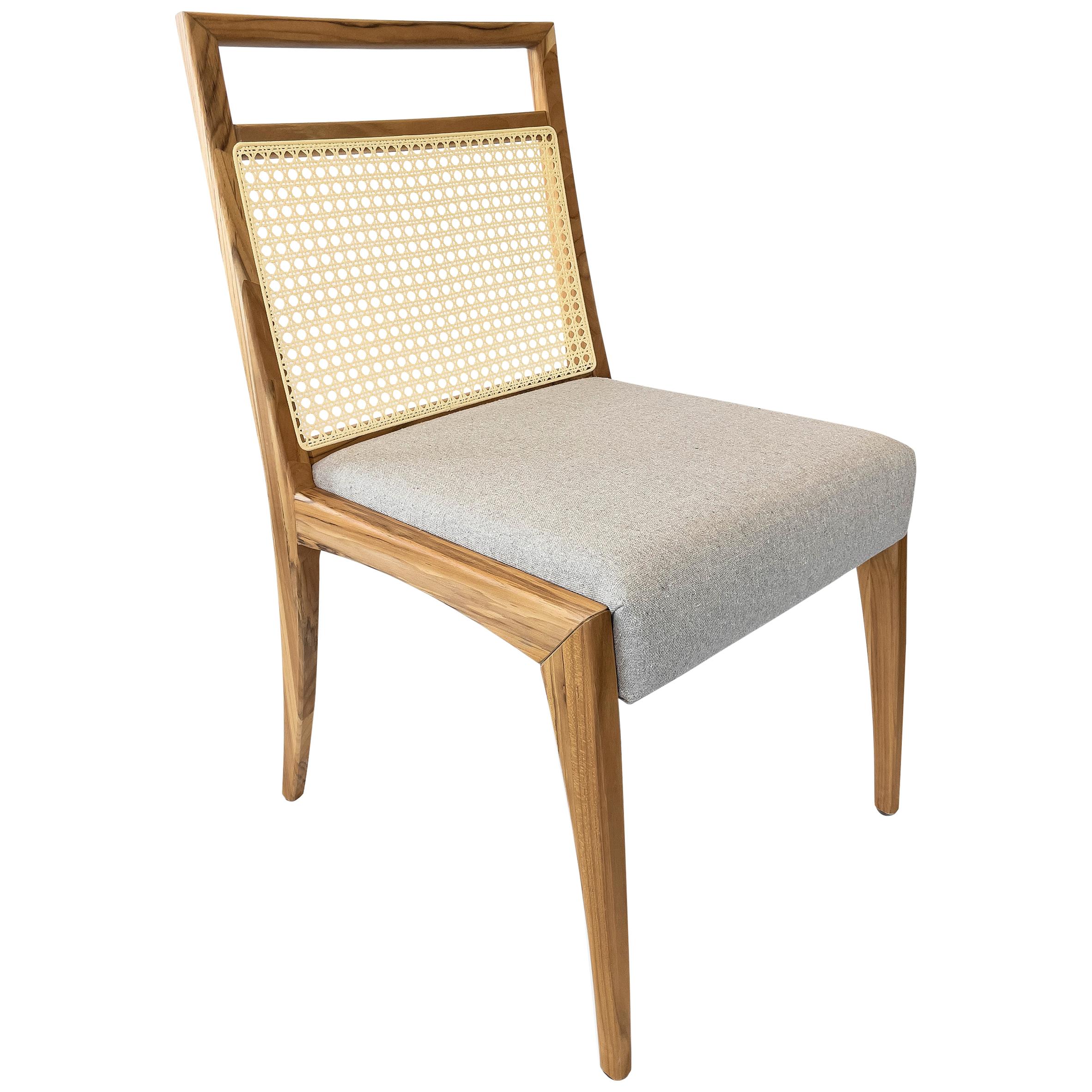 Putting a lot of effort our amazing Uultis team has created the Sotto dining chair, thinking of every possible detail like the cane back that just blends perfectly with the teak wood finish and the light gray fabric. This pair of chairs are