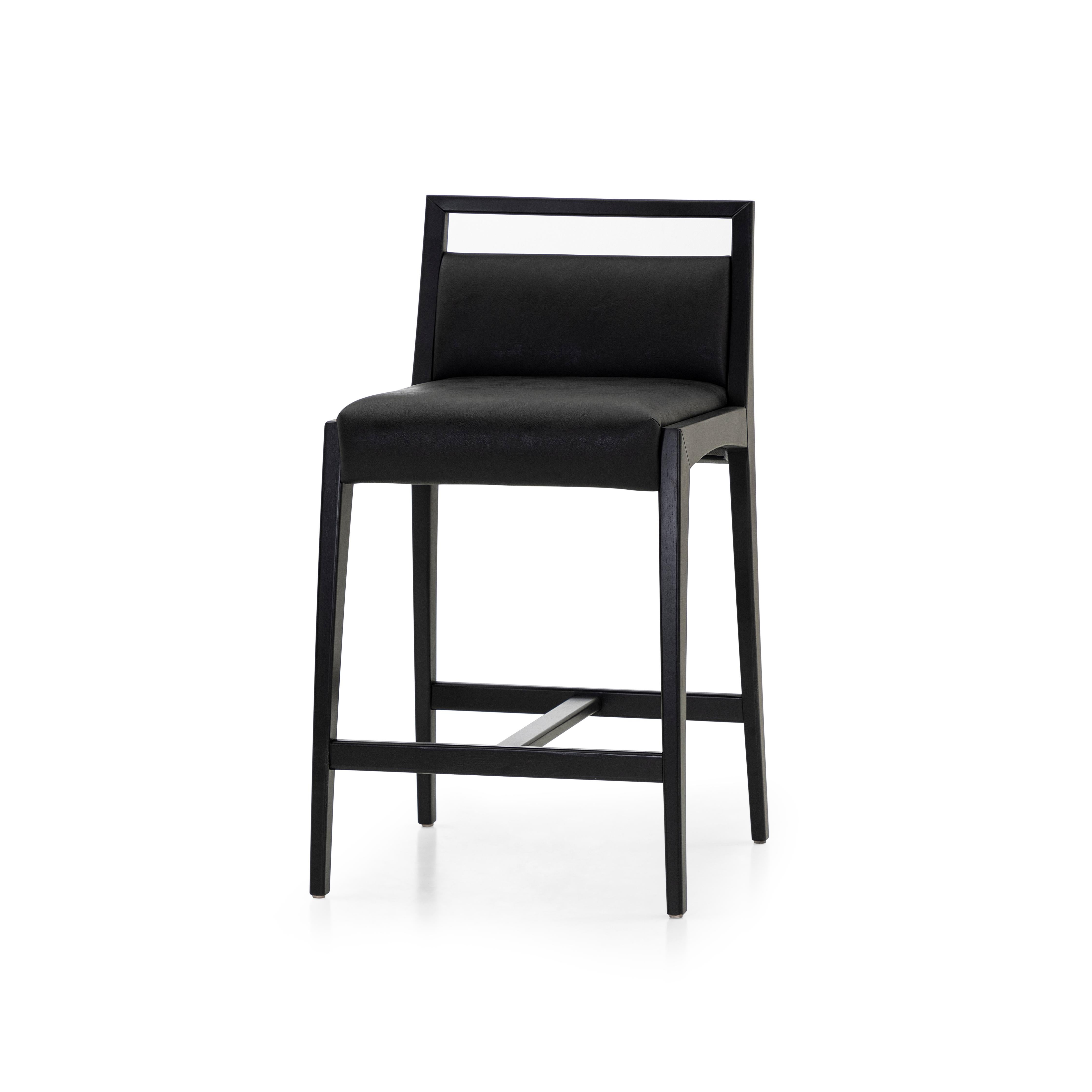 Black Matte Counter Height Stool with Black Faux Leather - Sotto Line (Brasilianisch) im Angebot