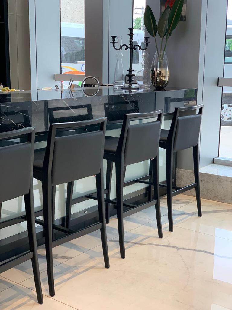 Black Matte Counter Height Stool with Black Faux Leather - Sotto Line (21. Jahrhundert und zeitgenössisch) im Angebot