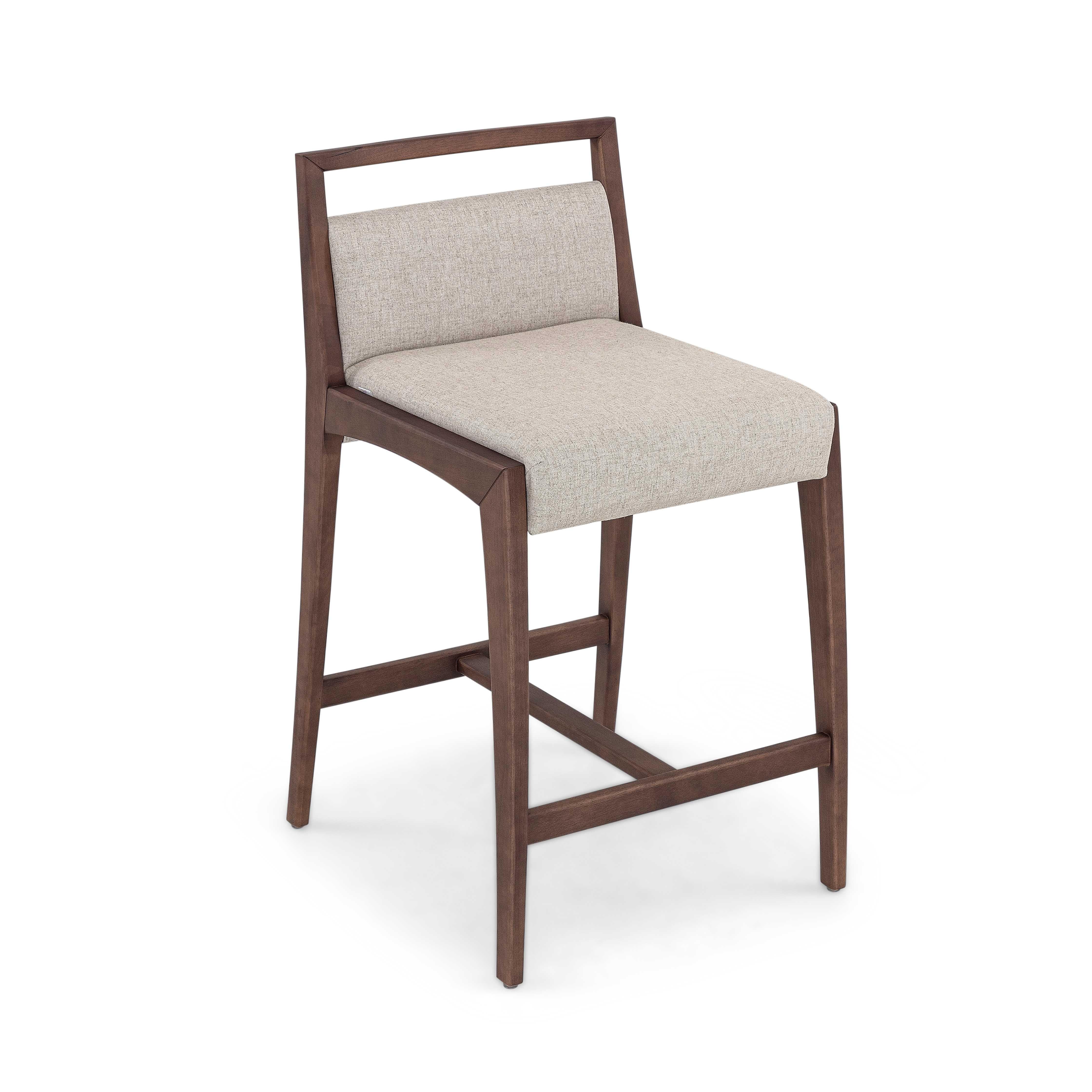 Thekenhocker Sotto von Uultis Studio in Walnussholzoptik, gepolstert mit beigem Stoff. Der Thekenhocker Sotto ist eine raffinierte Ergänzung für Ihre Kücheninsel oder Ihren High-Top-Essbereich und bietet ein Gleichgewicht aus Komfort und Eleganz.