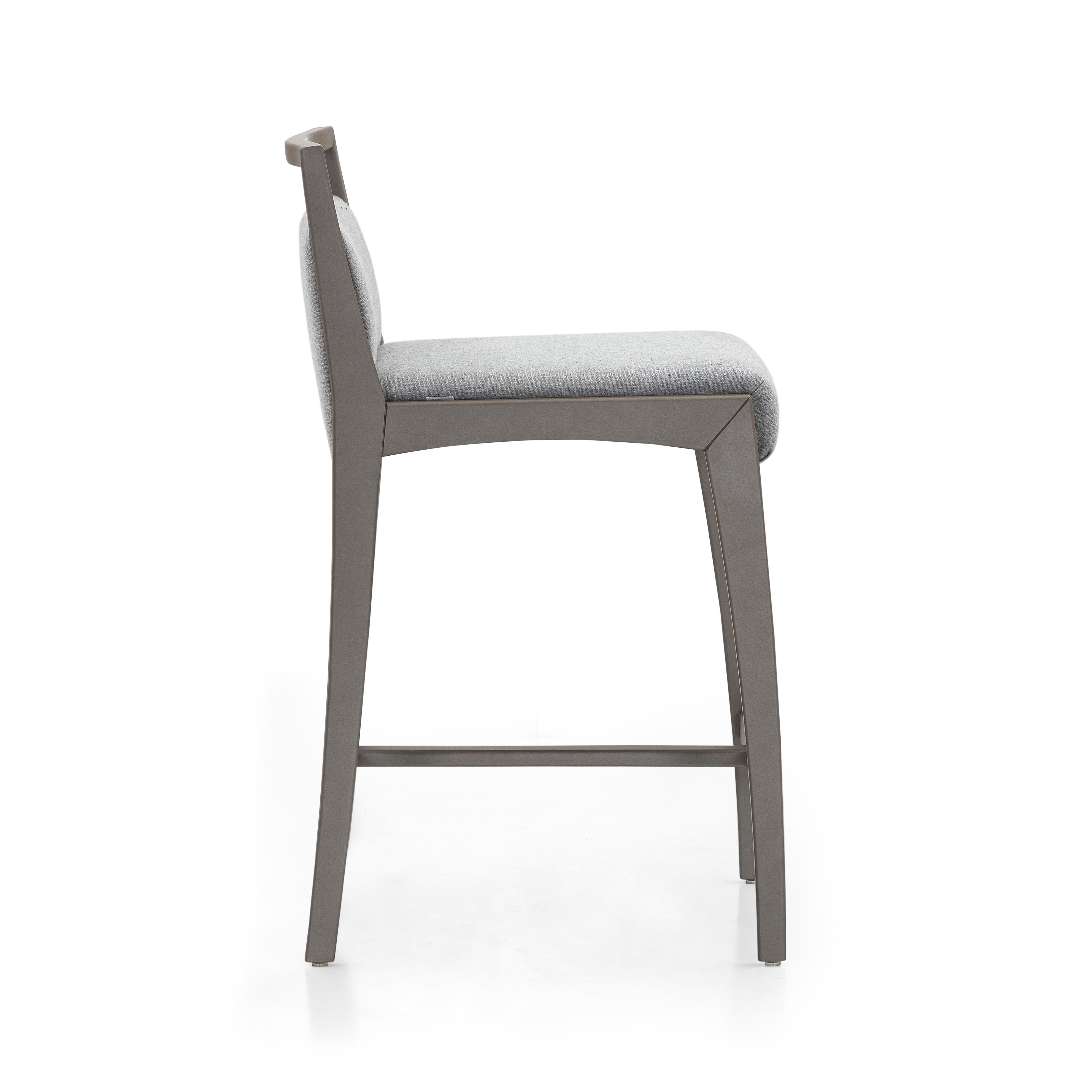 Fondendo un'eleganza senza tempo con un'ergonomia moderna, lo sgabello da banco Sotto di Uultis è pensato per chi apprezza il design e la funzionalità in egual misura. La struttura in legno massiccio color cioccolato è abbinata a uno schienale