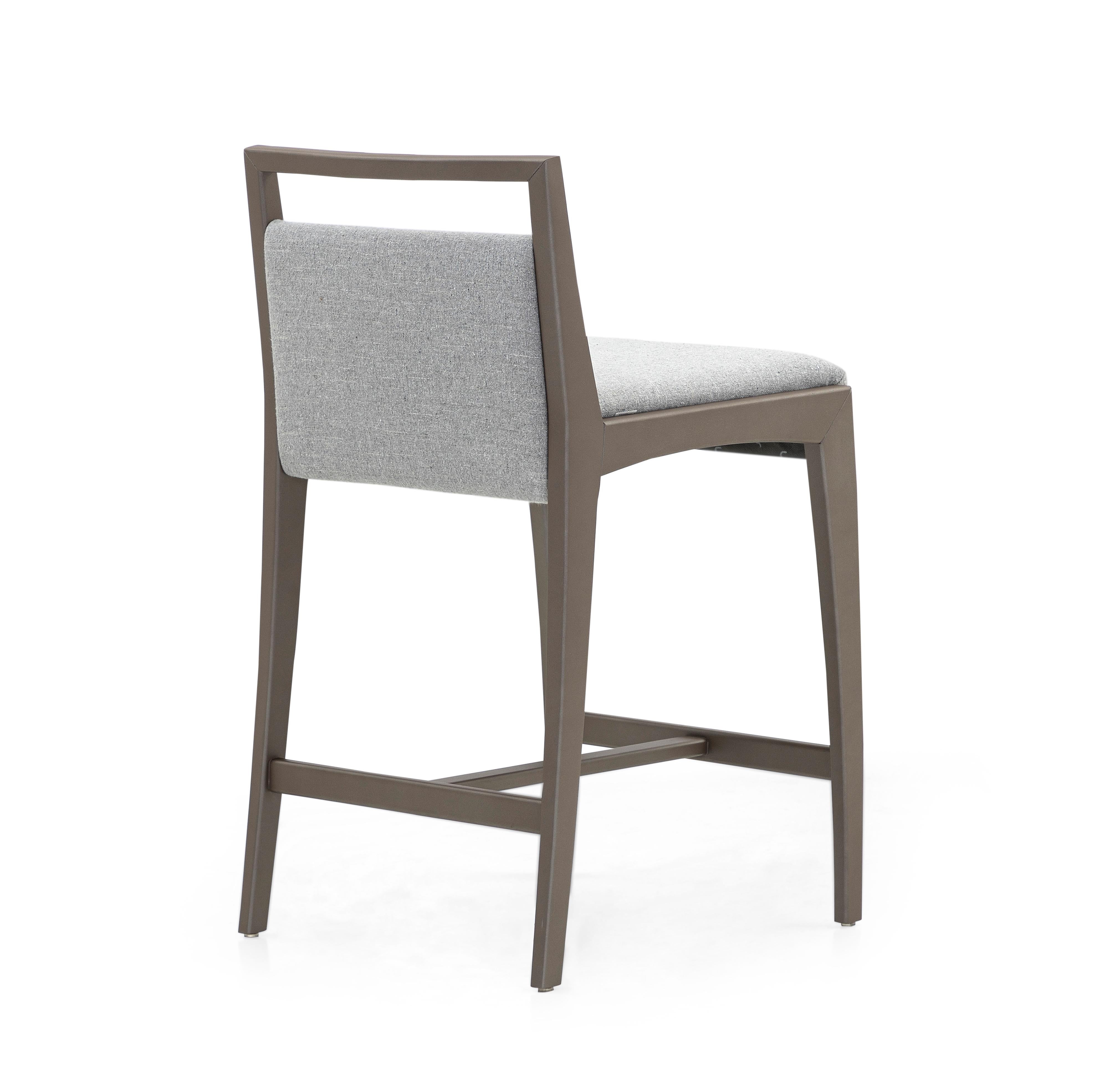 Brésilien Tabouret de comptoir de comptoir en tissu gris et bois de couleur chocolat en vente