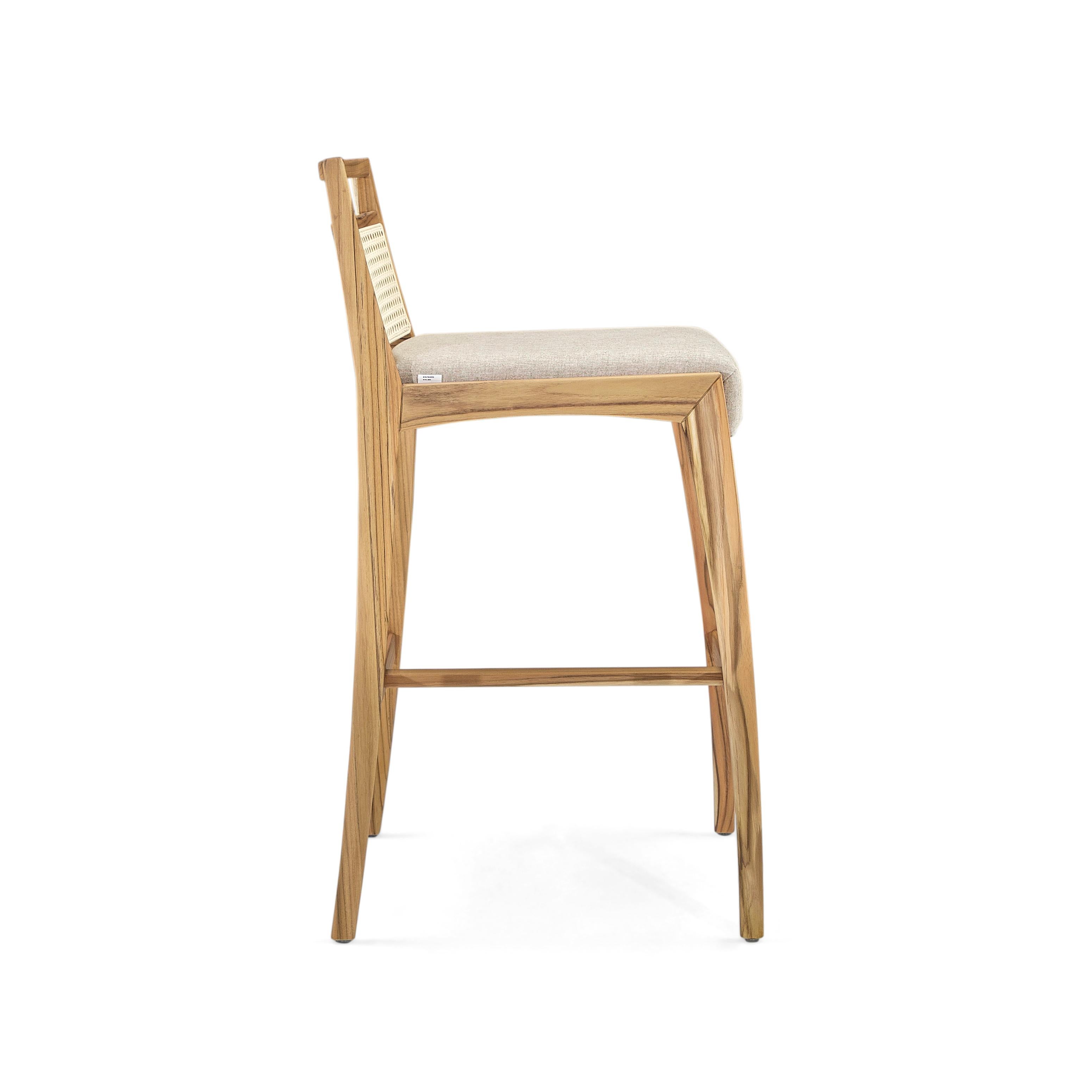 Tabouret de comptoir avec dossier à cannage, tissu beige et finition en bois de teck Neuf - En vente à Miami, FL