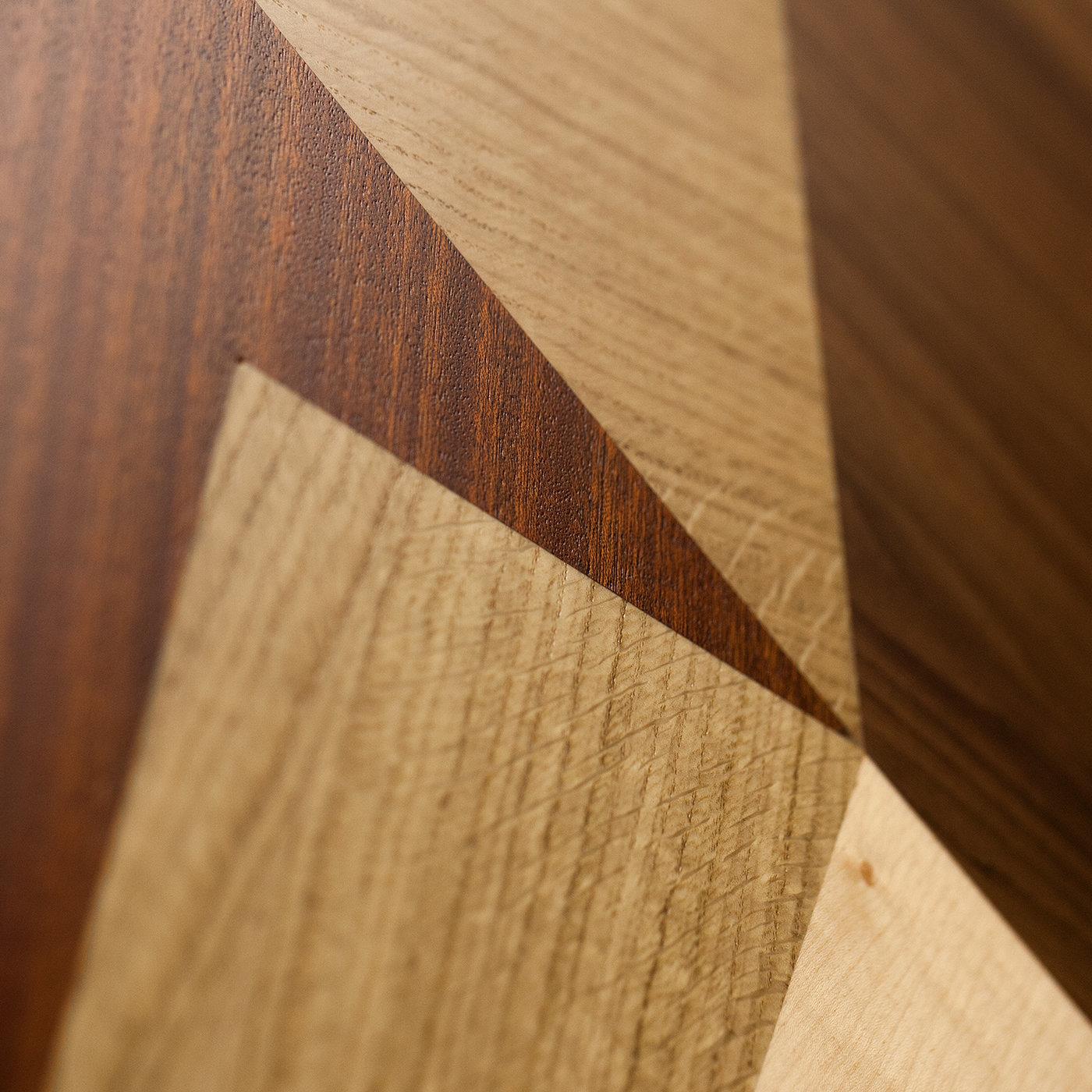 Eine Geometrie aus harmonischen Linien, die durch wertvolle Holzintarsien geschaffen wird, macht das abstrakte Muster dieses Holzpaneels aus, das sich mühelos in ein modernes Interieur einfügen wird. Weißer Ahorn, europäische Eiche, Mahagoni,