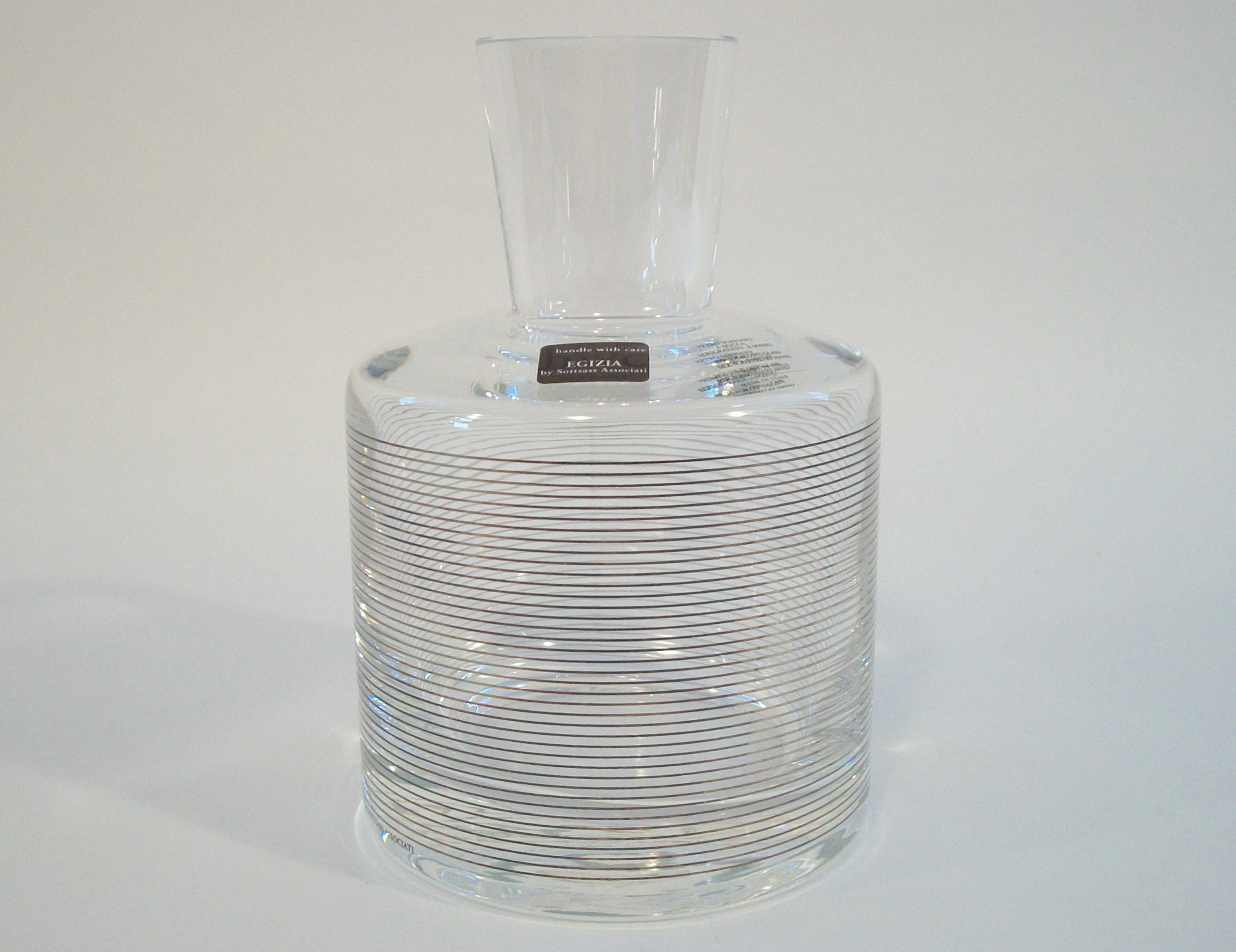 Postmoderne SOTTSASS ASSOCIATI pour Egizia - Carafe en verre Hand Made - Italie - Circa 1990's en vente