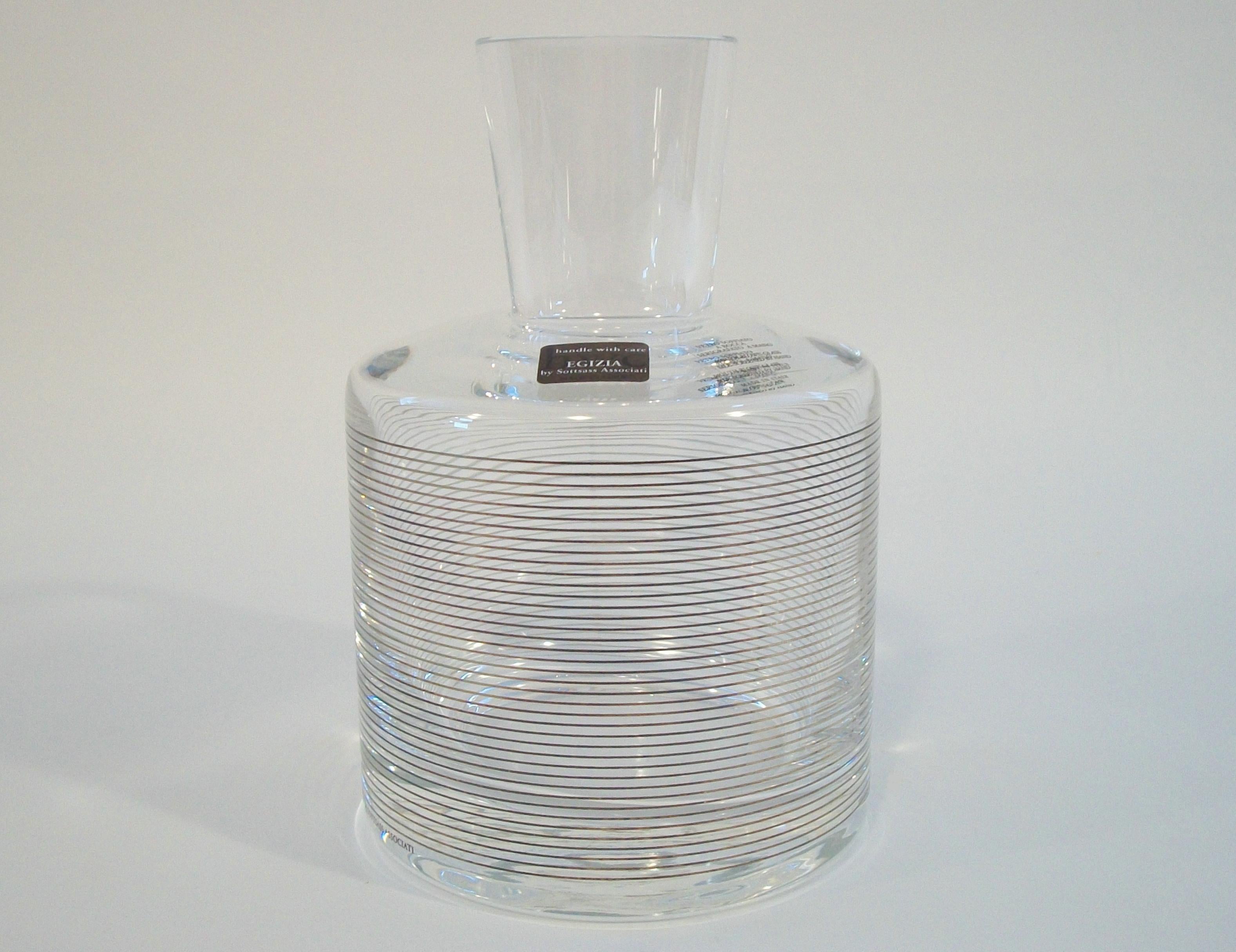 Postmoderne SOTTSASS ASSOCIATI pour Egizia - Carafe en verre Hand Made - Italie - Circa 1990's en vente
