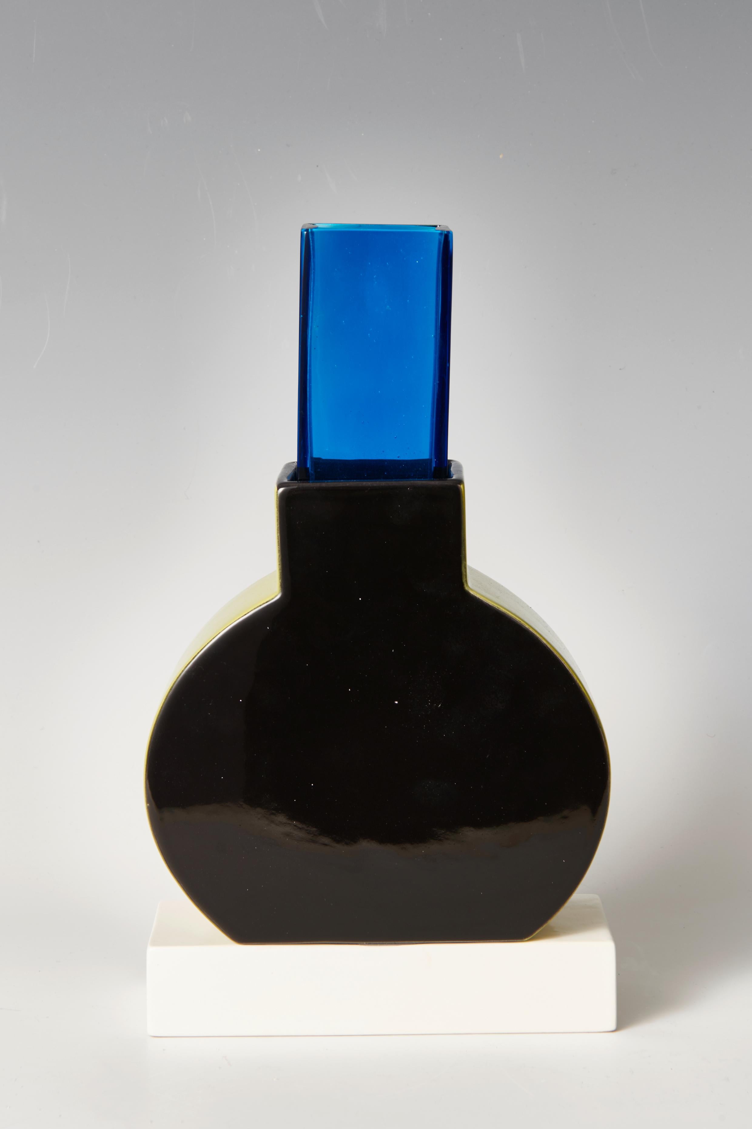 ETTORE SOTTSASS (1917-2007). Vaso-scultura Grifone della serie Short Stories. Firmato e datato sotto la base 