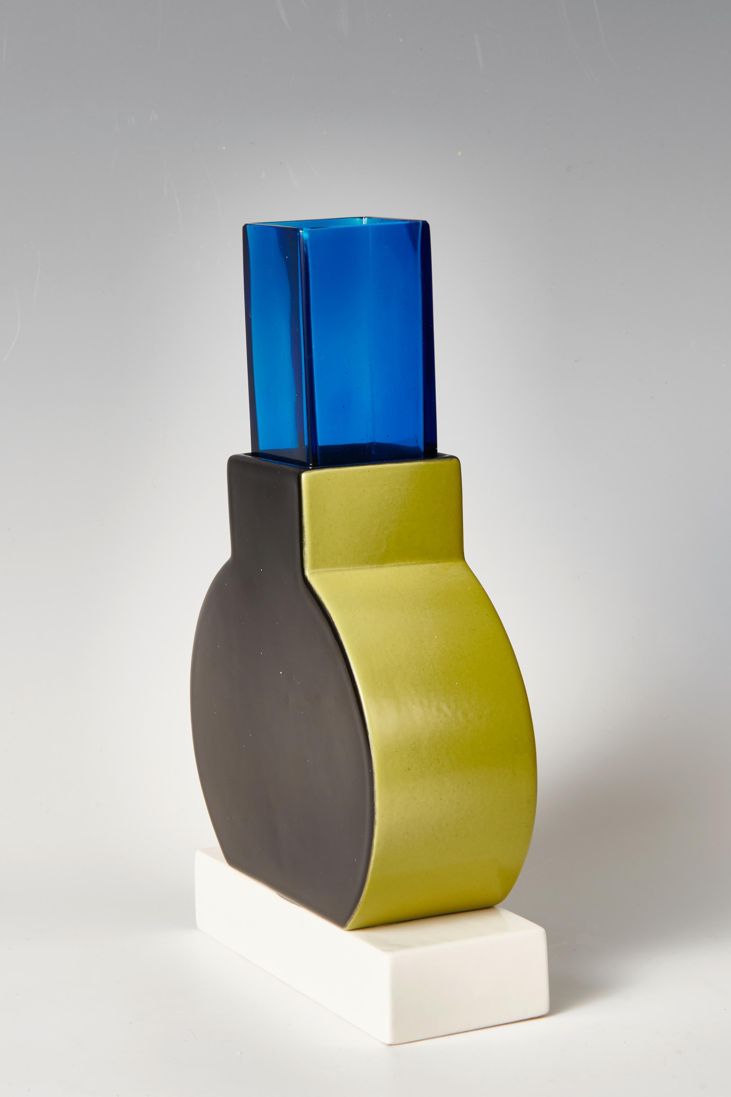 Italiano SOTTSASS ETTORE (1917 - 2007) - Vaso-scultura Grifone della collezione Short Stories se in vendita
