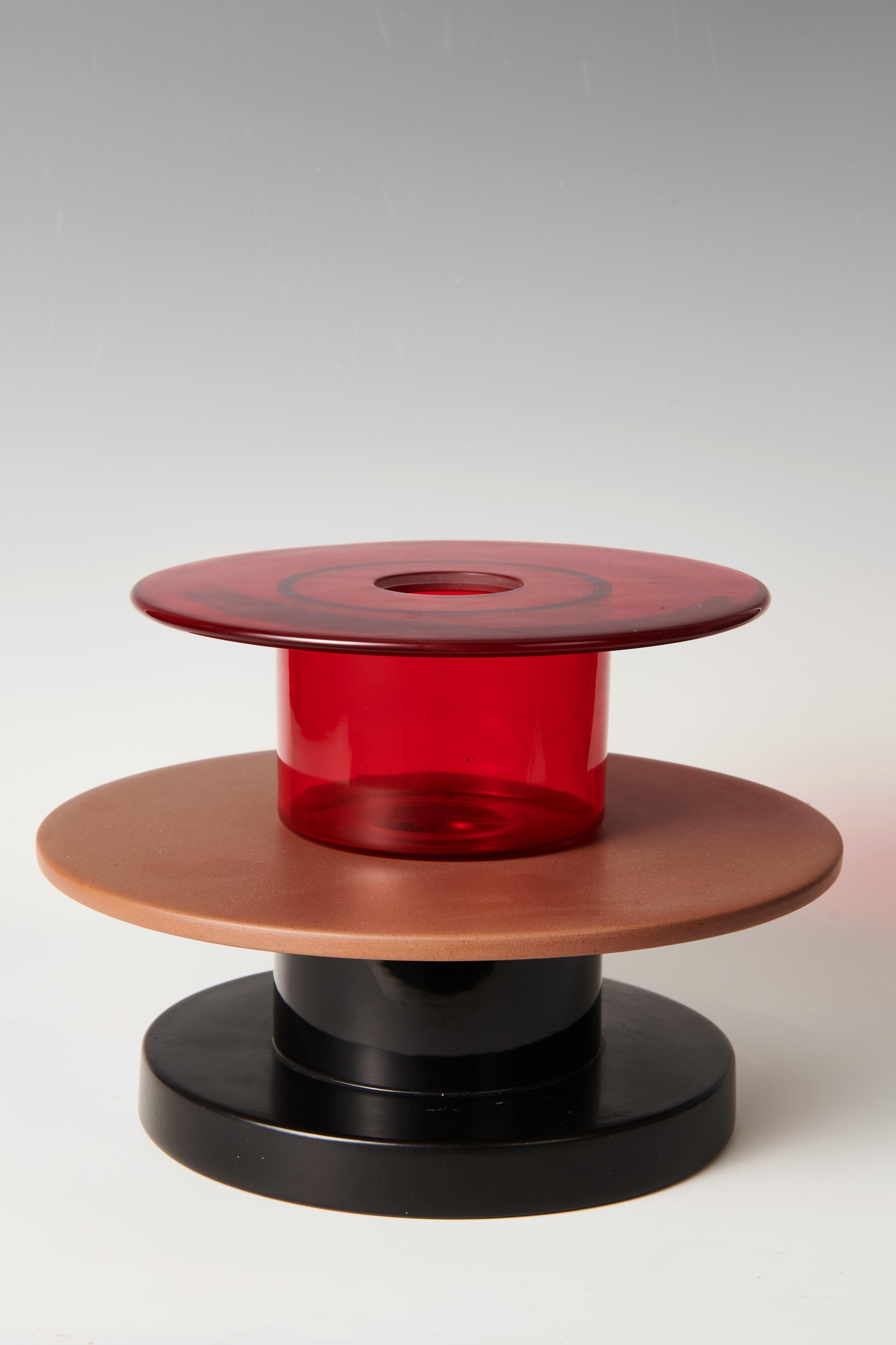 SOTTSASS ETTORE (1917 - 2007). Vase-sculpture Pettirosso de la série Short Stories. Signé et daté sur le verre 
