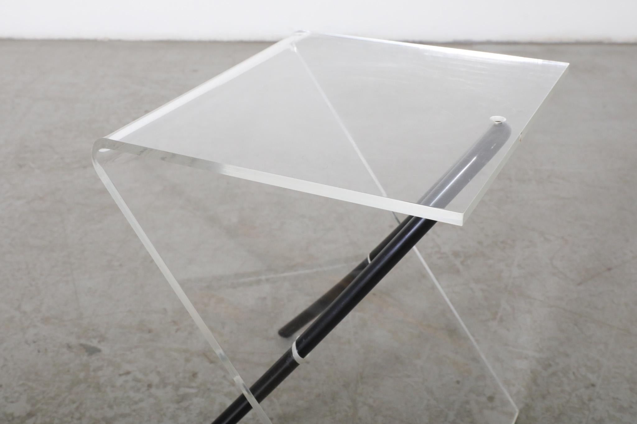 Sottsass Inspired acrylic side table For Sale 7