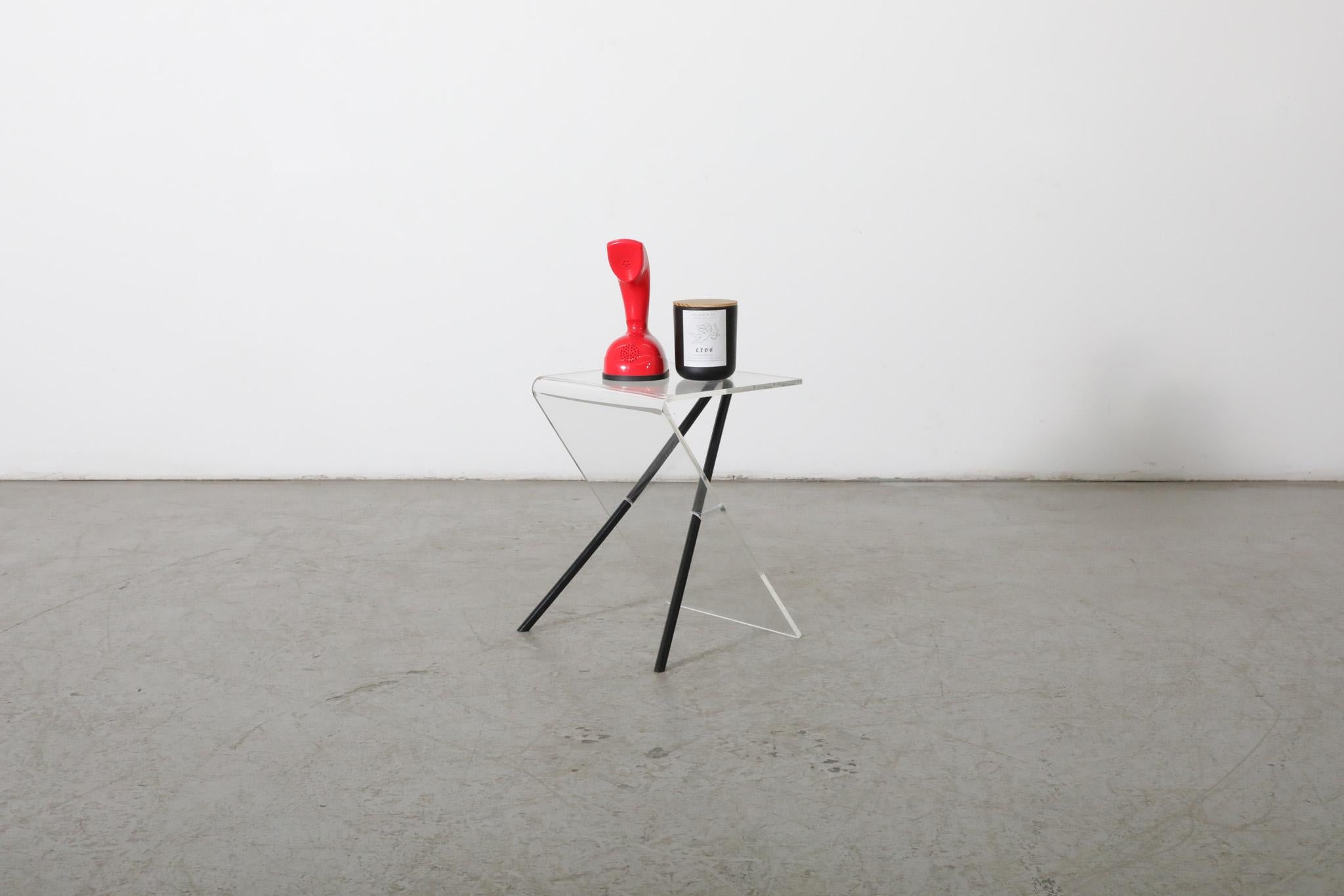 MOD, von Ettore Sottsass inspirierter Beistelltisch aus klarem Acryl mit schwarzen Beinen. Ein minimalistischer und eleganter Materialmix, der zu einem attraktiven, unkonventionellen Beistelltisch verarbeitet wurde. Im Originalzustand mit alters-