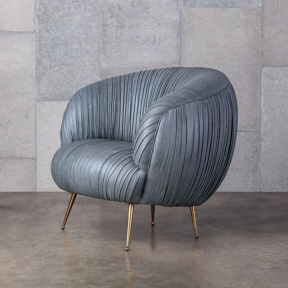 Con la sua forma curvilinea, la massa audace e i dettagli curati, la sedia Souffle è un'icona moderna. Questa sedia è caratterizzata da solide gambe in fusione di ottone brunito e da una scocca increspata artigianalmente, disponibile in una curata