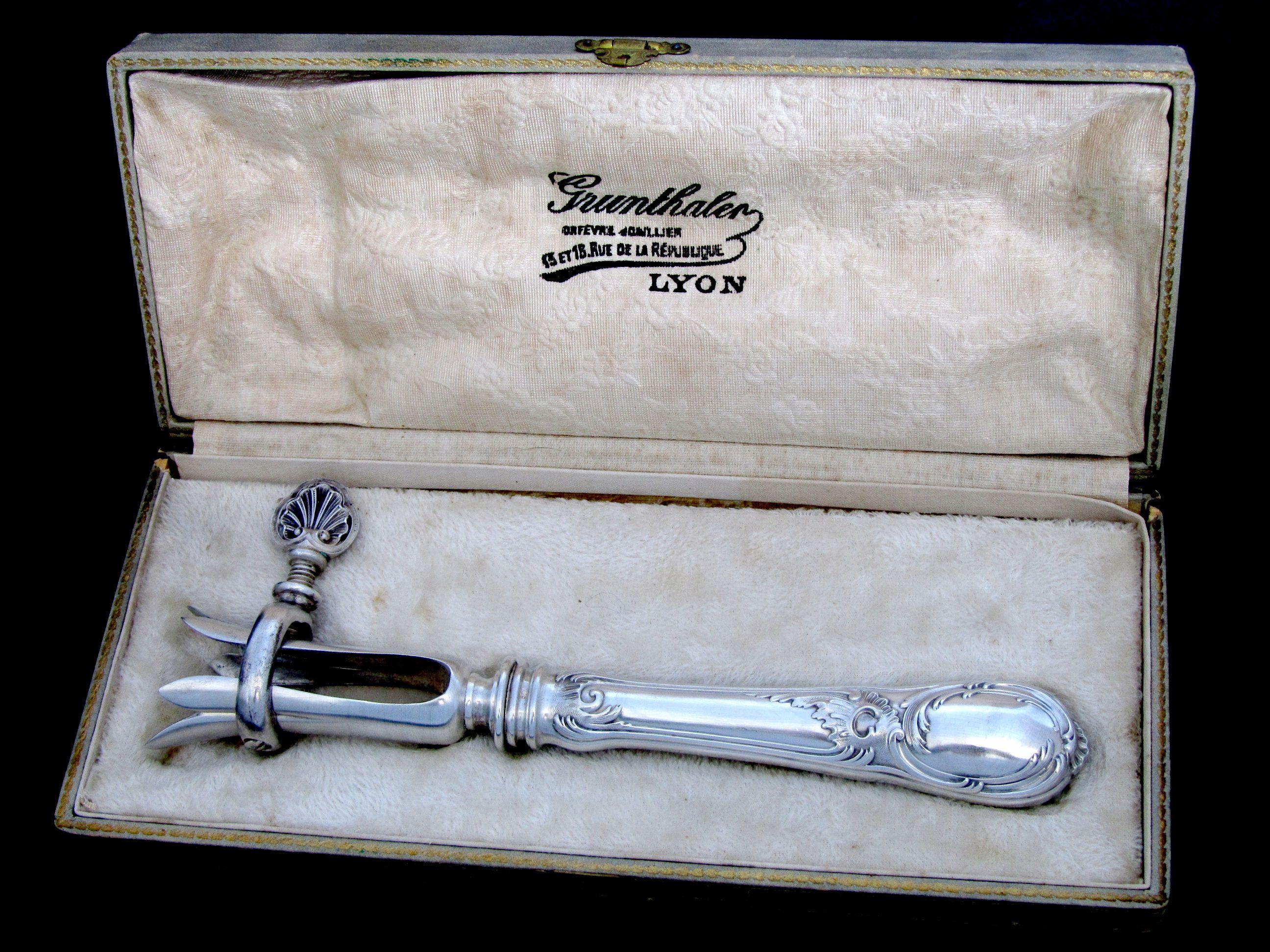 Head of Minerve 1st titre on the handle for 950/1000 French Sterling Silver guarantee.

A gorgeous bone holder with silver plate grip and handle. A piece of high quality presented in its original box. No monograms.

One the most prestigious French