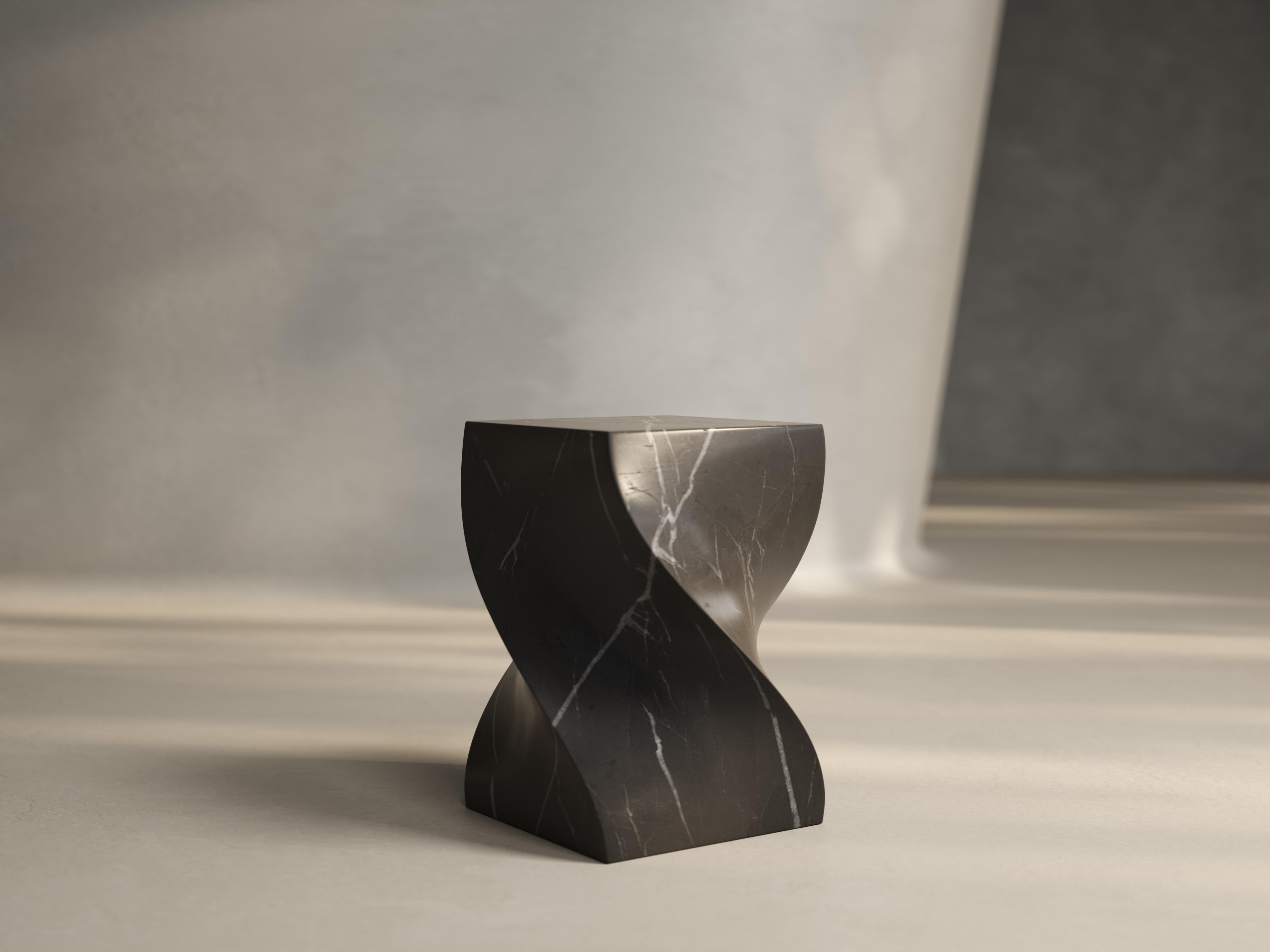Postmoderne Soul Sculpture Black Pull up Table by Veronica Marli en vente