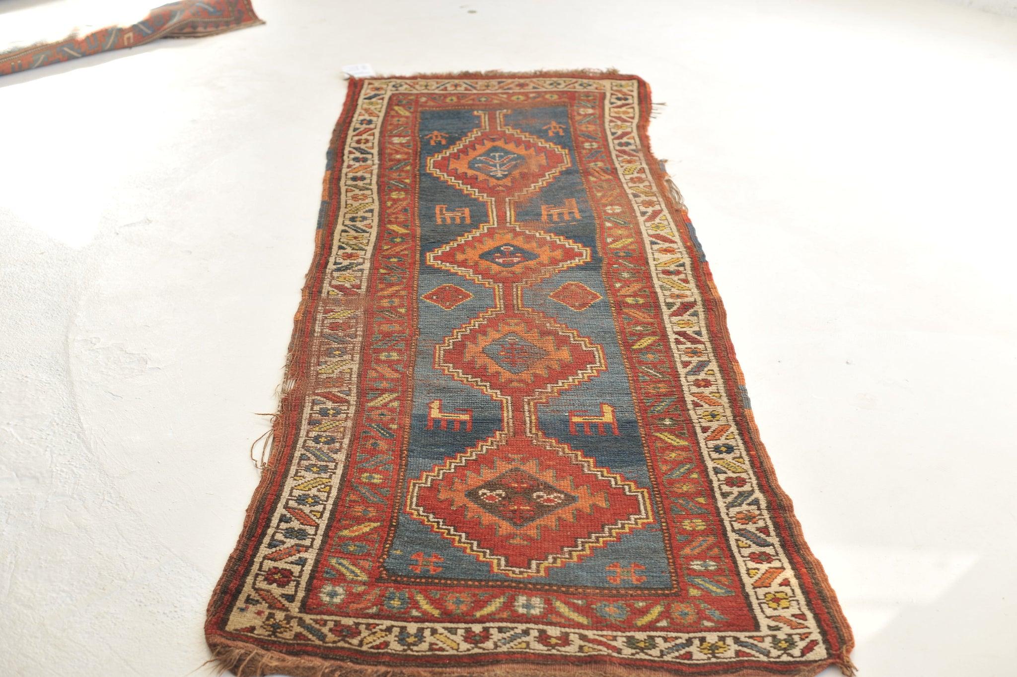 Tapis de couloir kurde ancien et nomade avec animaux mystiques Bon état - En vente à Milwaukee, WI