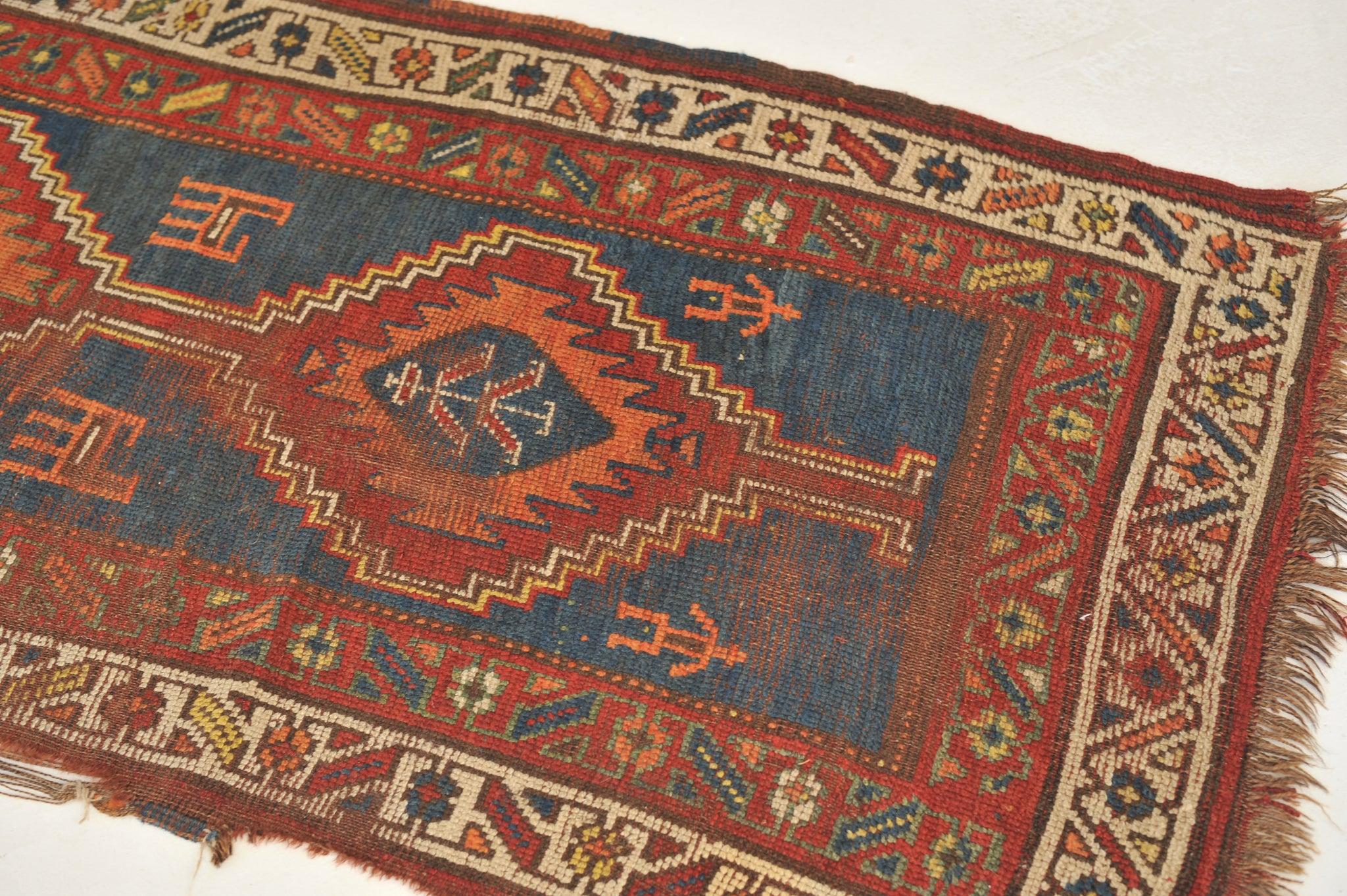 Laine Tapis de couloir kurde ancien et nomade avec animaux mystiques en vente