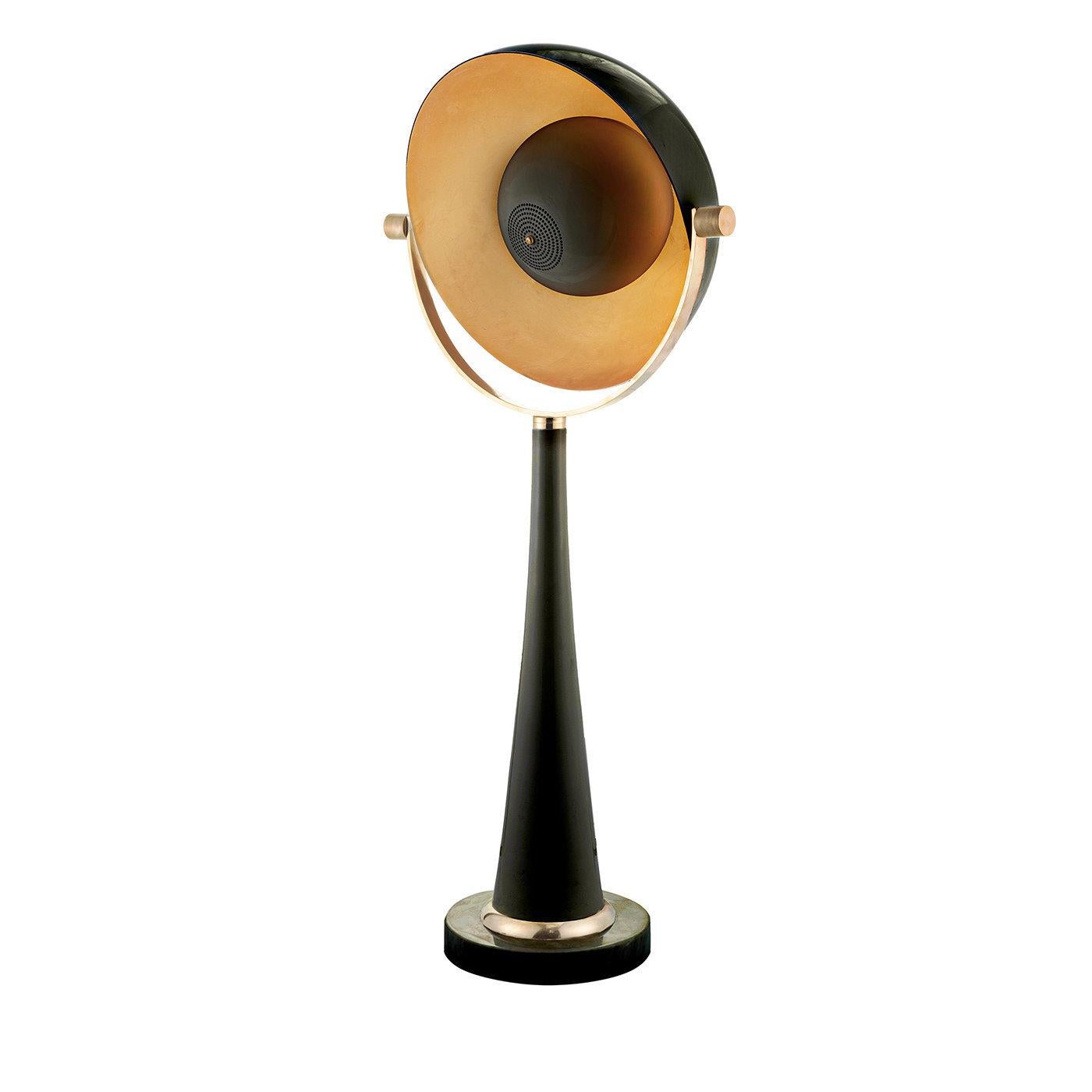 Con la divertida forma de un micrófono antiguo, esta impresionante lámpara es un complemento sofisticado tanto para un interior clásico como moderno. Su estructura de aluminio tiene un acabado lacado negro a juego con la elegante base de mármol,