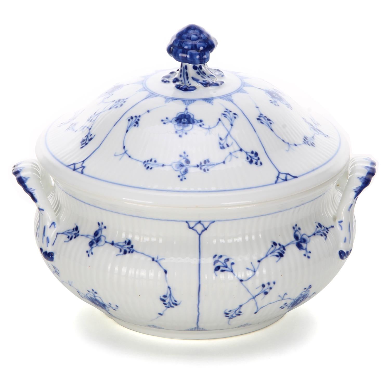 Soup Tureen, no. 222 by Royal Copenhagen from circa 1900 - large antique Danish blue fluted plain porcelain bowl in good vintage condition.

A truly beautiful serving dish in white glazed porcelain with matching lid, both decorated with cobalt