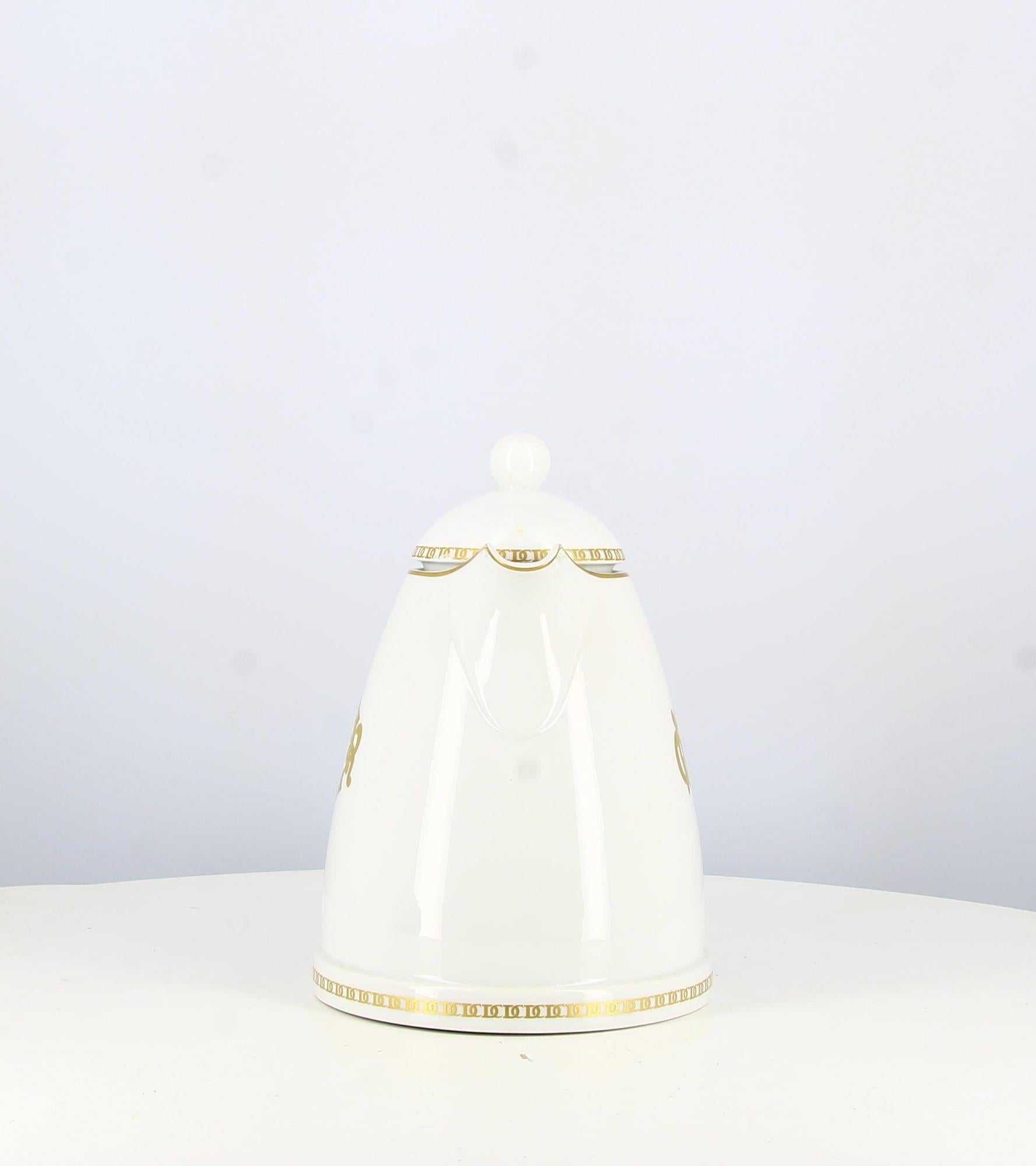 

Soup tureen Christian Dior Porcelain From Limoges

- Good condition, has slight traces of wear appeared with time.
- Christian Dior Limoges porcelain.
- Logor Dior in the center golden.
- Packaging: vintage luxury dust bag Opulence

    Height 23