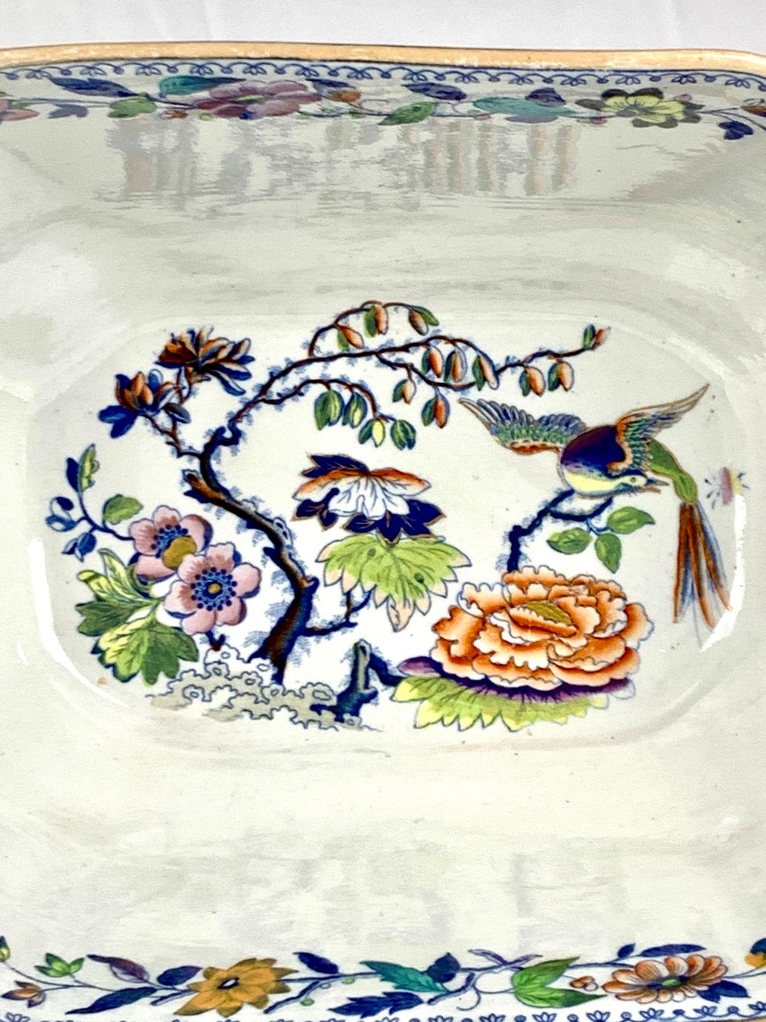 Grande soupière anglaise à motif d'oiseaux volants, vers 1840 1
