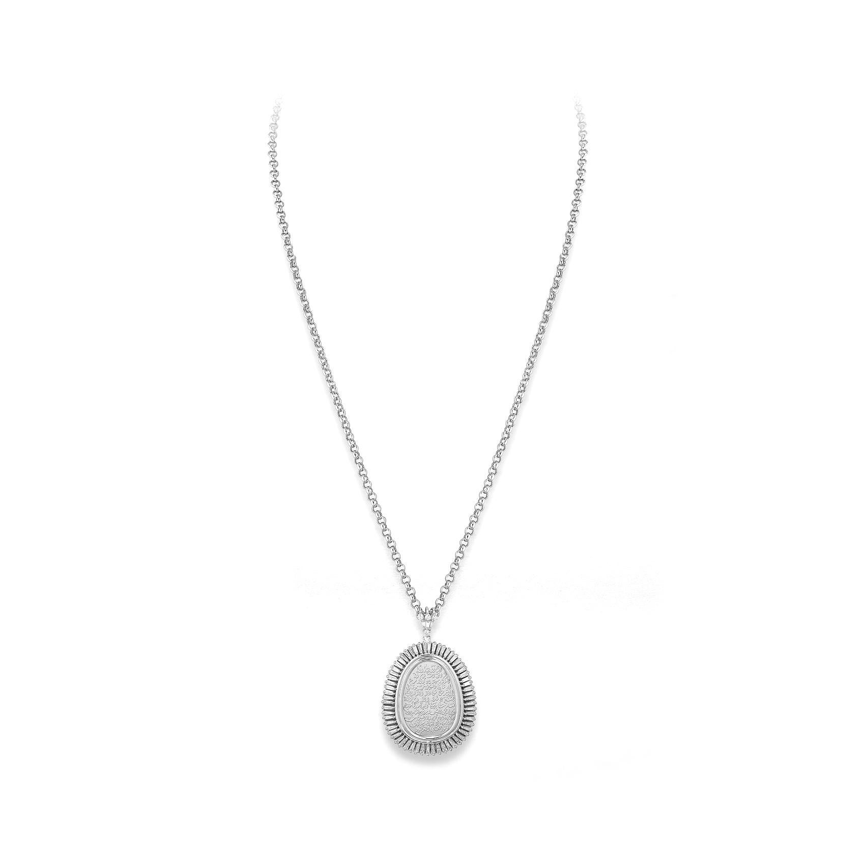 Pendente Sourate in oro bianco 18 carati con 5 diamanti da 0,27 carati e 63 diamanti taglio taper 4,03 carati      