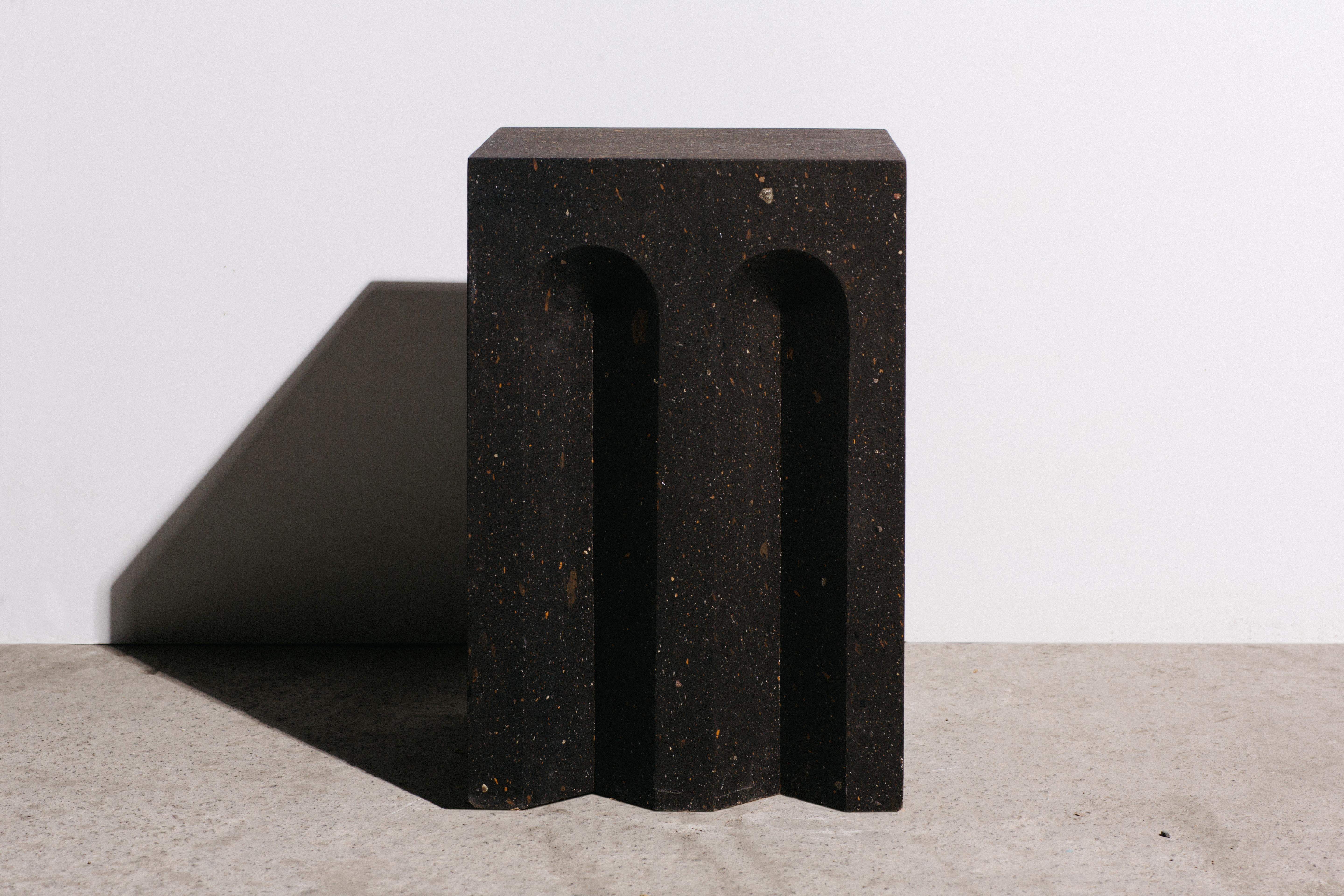 La table d'appoint source No.5 par A Space
Dimensions : D&H 30 x L 30 x H 45cm
MATERIAL : Tuf noir.
Poids : 45 kg

Inspirée par l'antiquité, les matériaux, l'artisanat et l'architecture de l'Arménie, cette collection se compose de 12 objets en