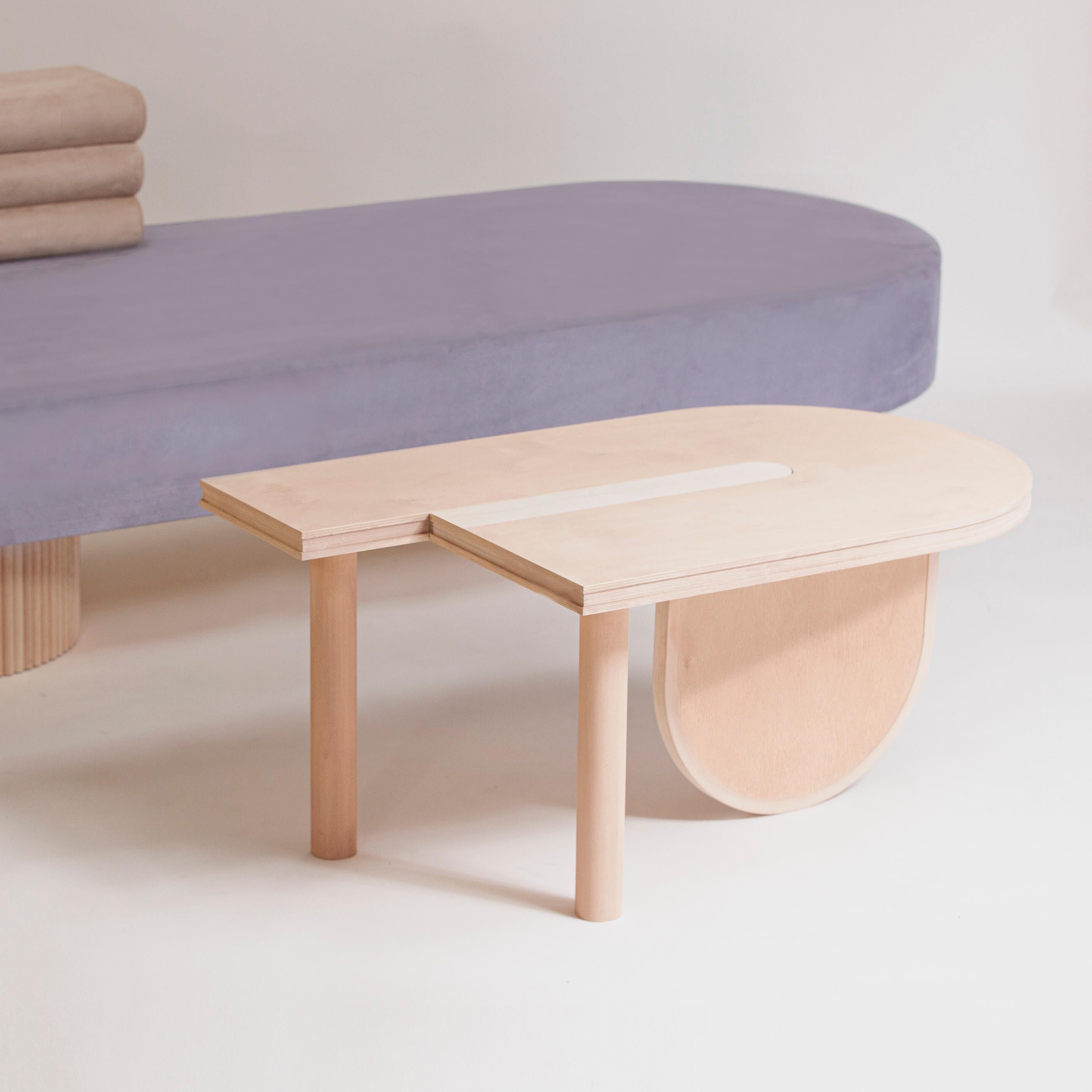 Moderne Table basse minimaliste contemporaine Sourire en édition limitée en bois, couleur sable en vente