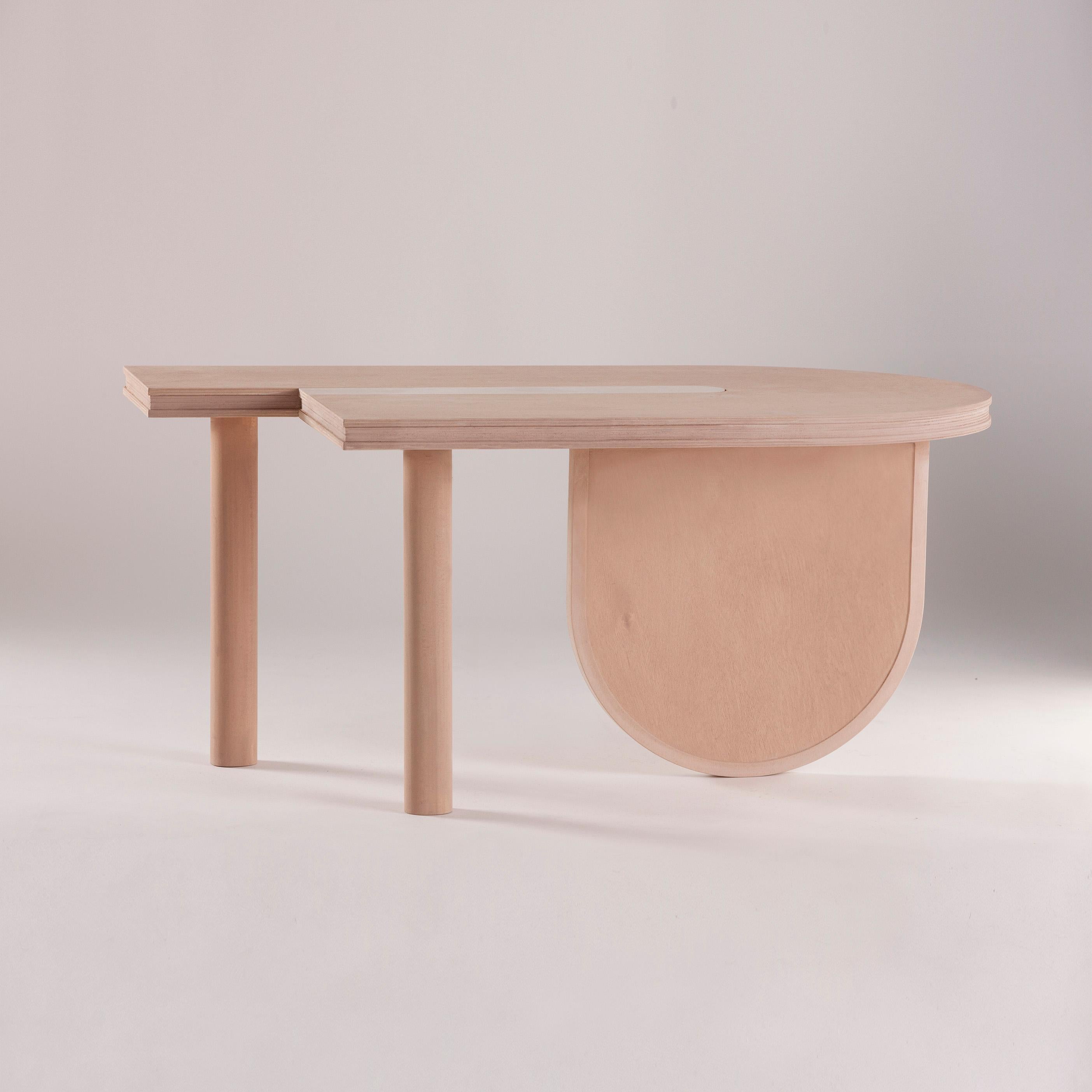 italien Table basse minimaliste contemporaine Sourire en édition limitée en bois, couleur sable en vente